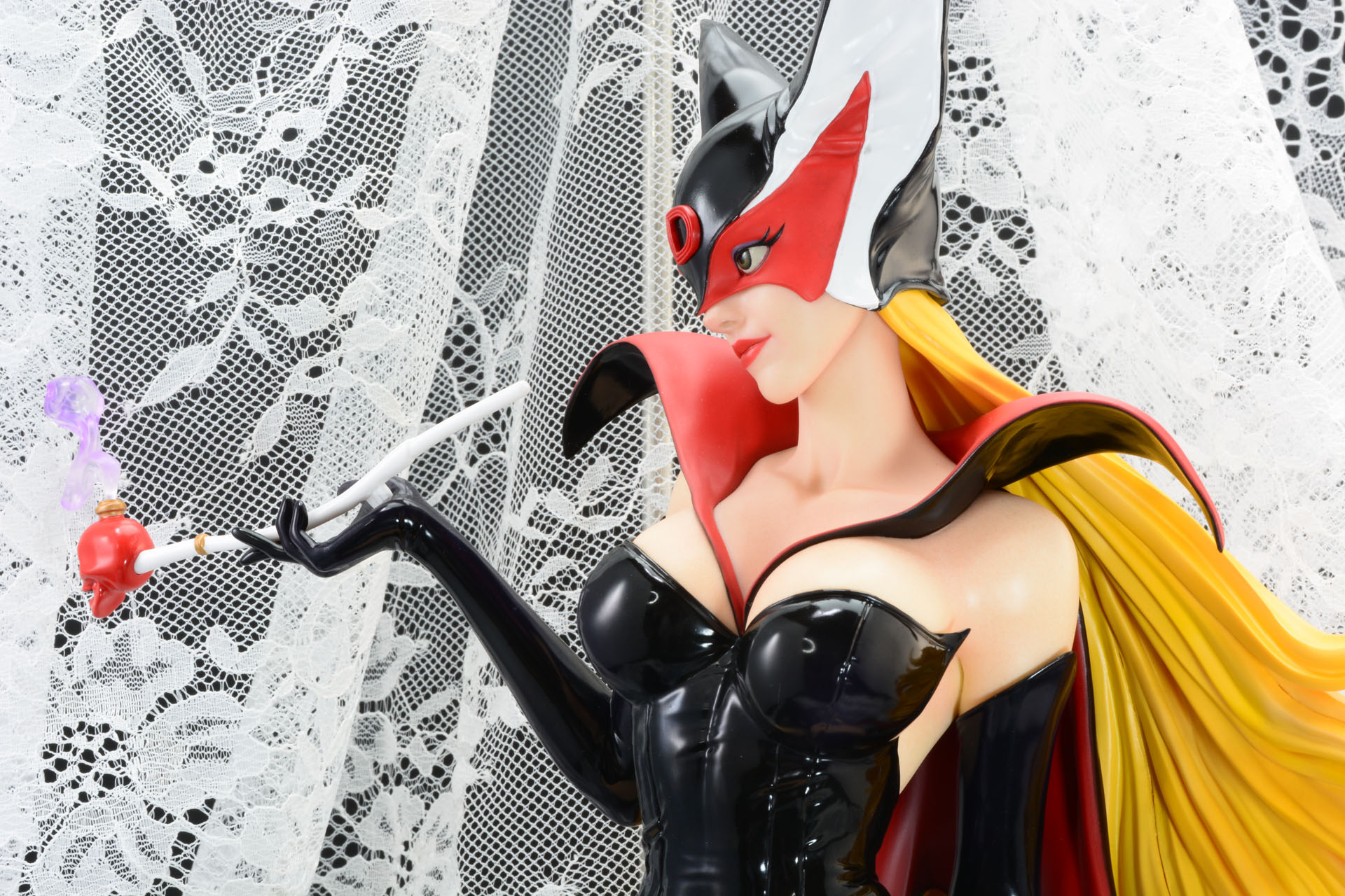 カーテンやテーブルクロスに使われるレースも女性キャラクターの魅力を引き立ててくれる