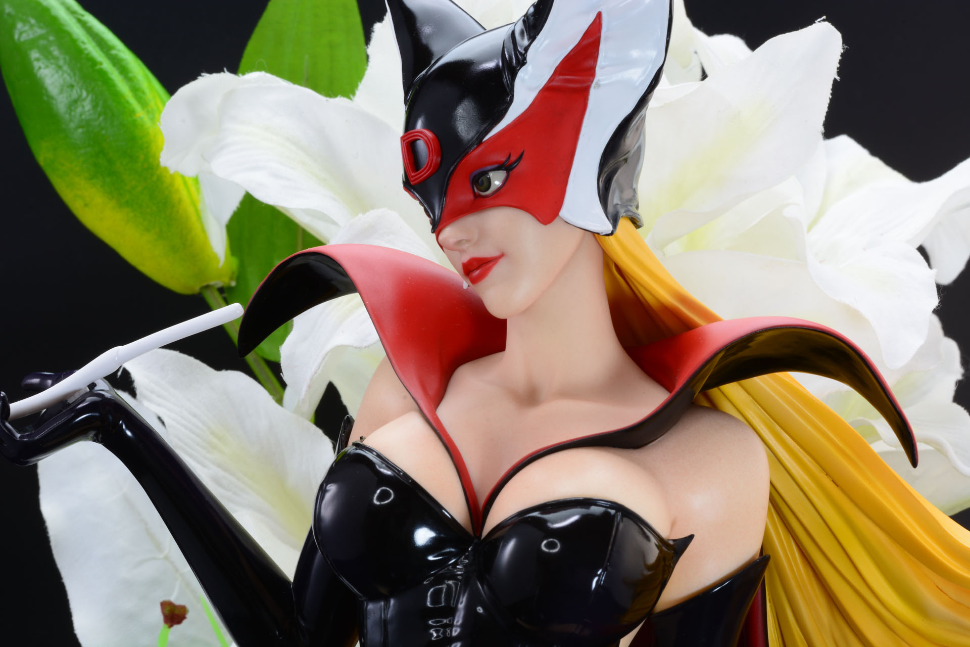 100円ショップで売られている造花も、フィギュアを飾り立てる小道具に