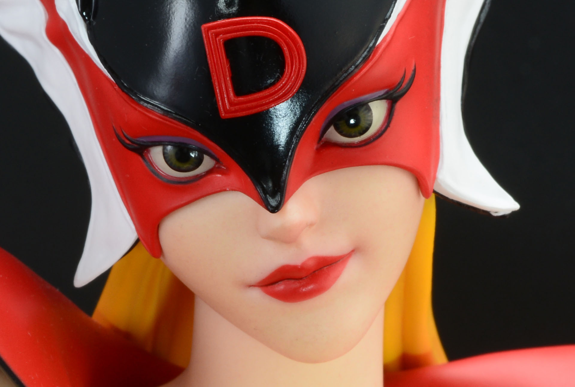 正面、左側の唇がきゅっと上がった表情