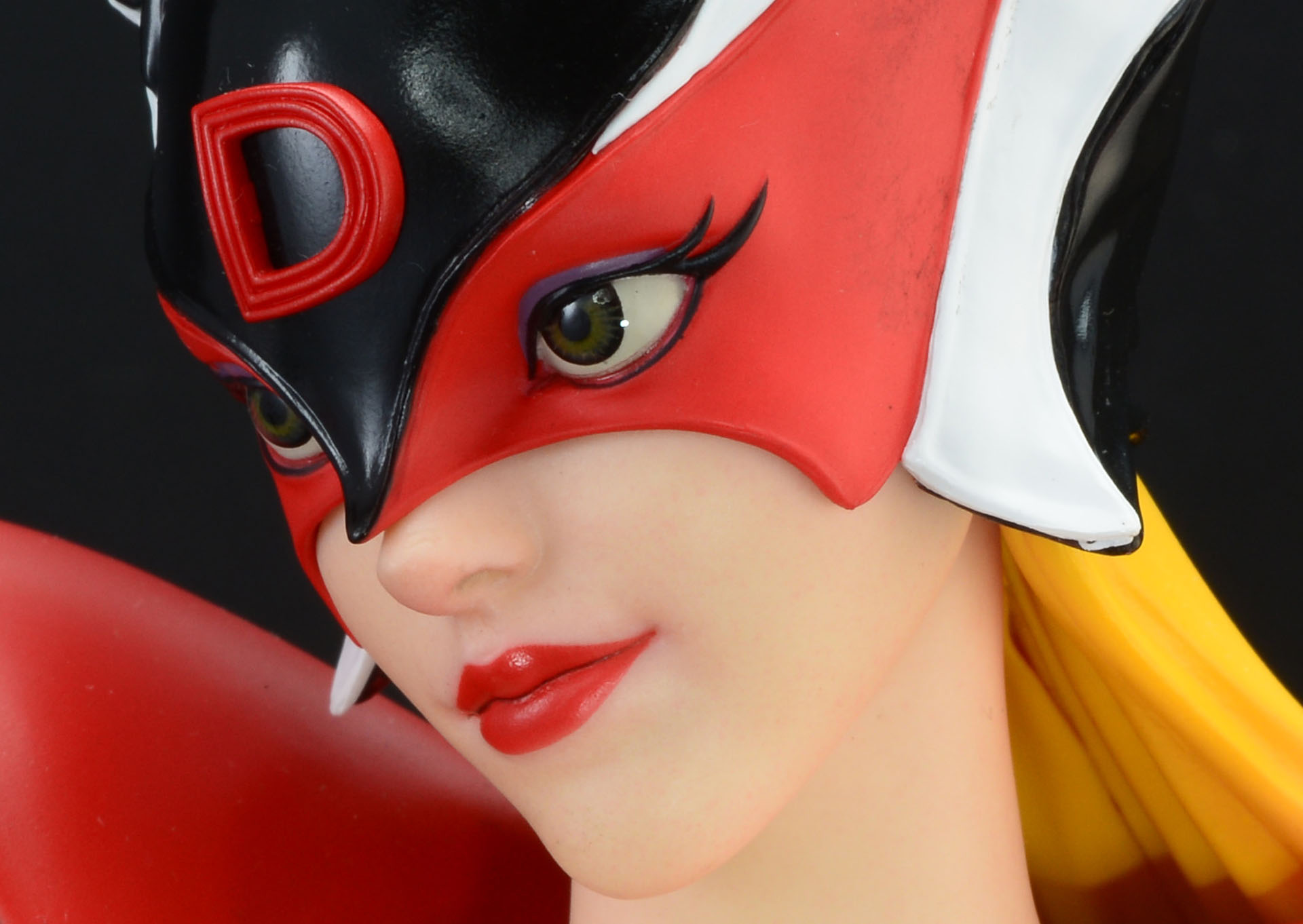 視線をずらすと謎めいた雰囲気が増す