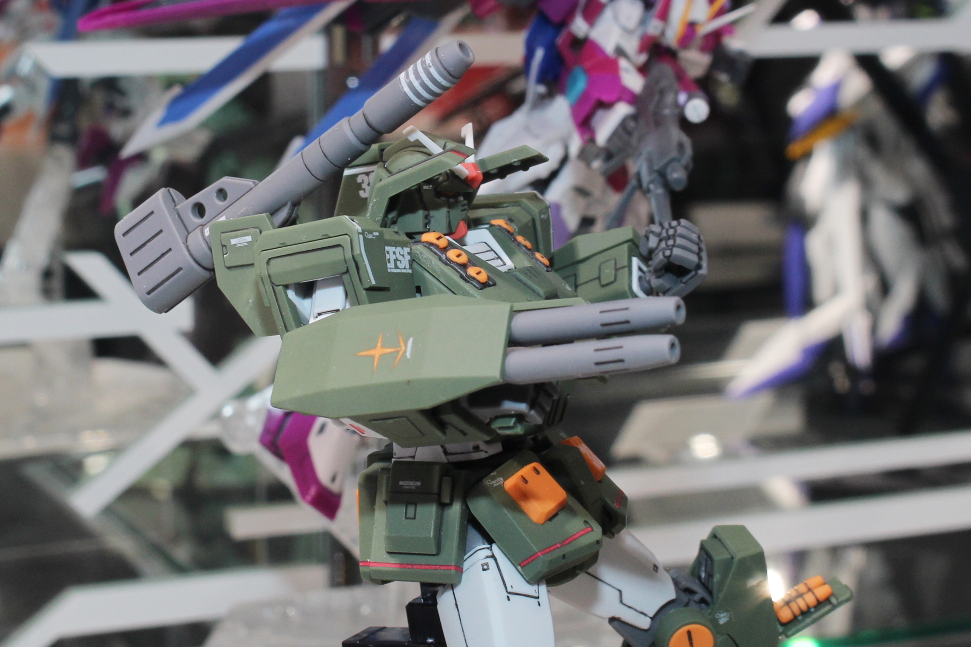 360mmロケット砲、2連装指揮ビーム・ガンなど、武装も特徴的だ