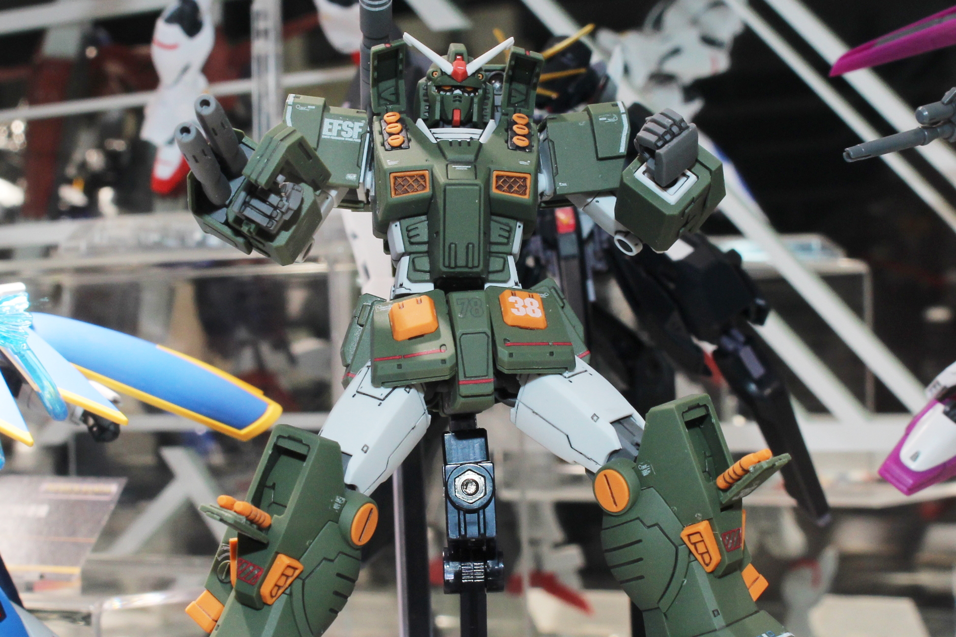 胸や膝のミサイル・ベイは開閉が可能