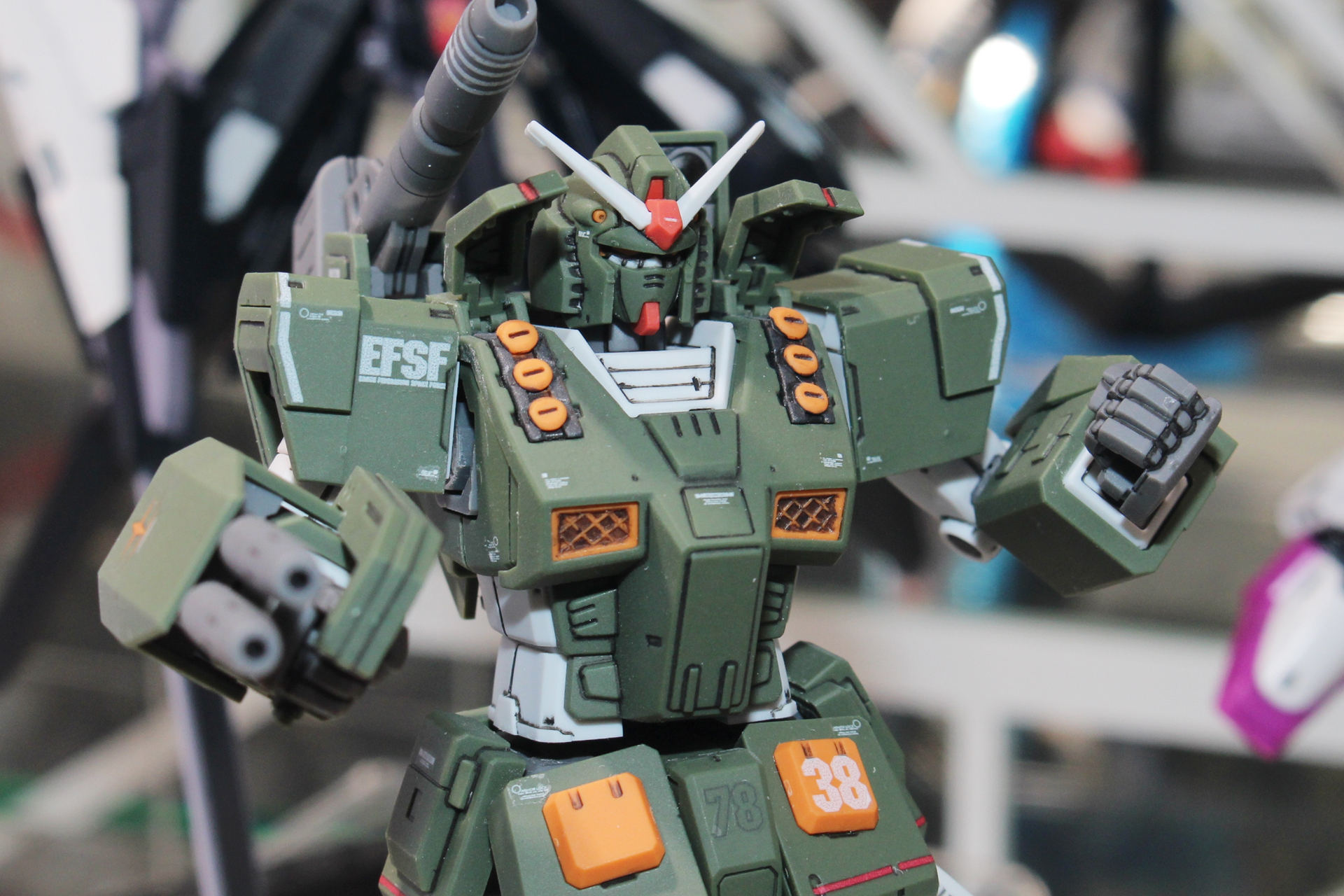 素体はTHE ORIGIN版のHGガンダムで、装甲を装着したままアクションポーズが可能