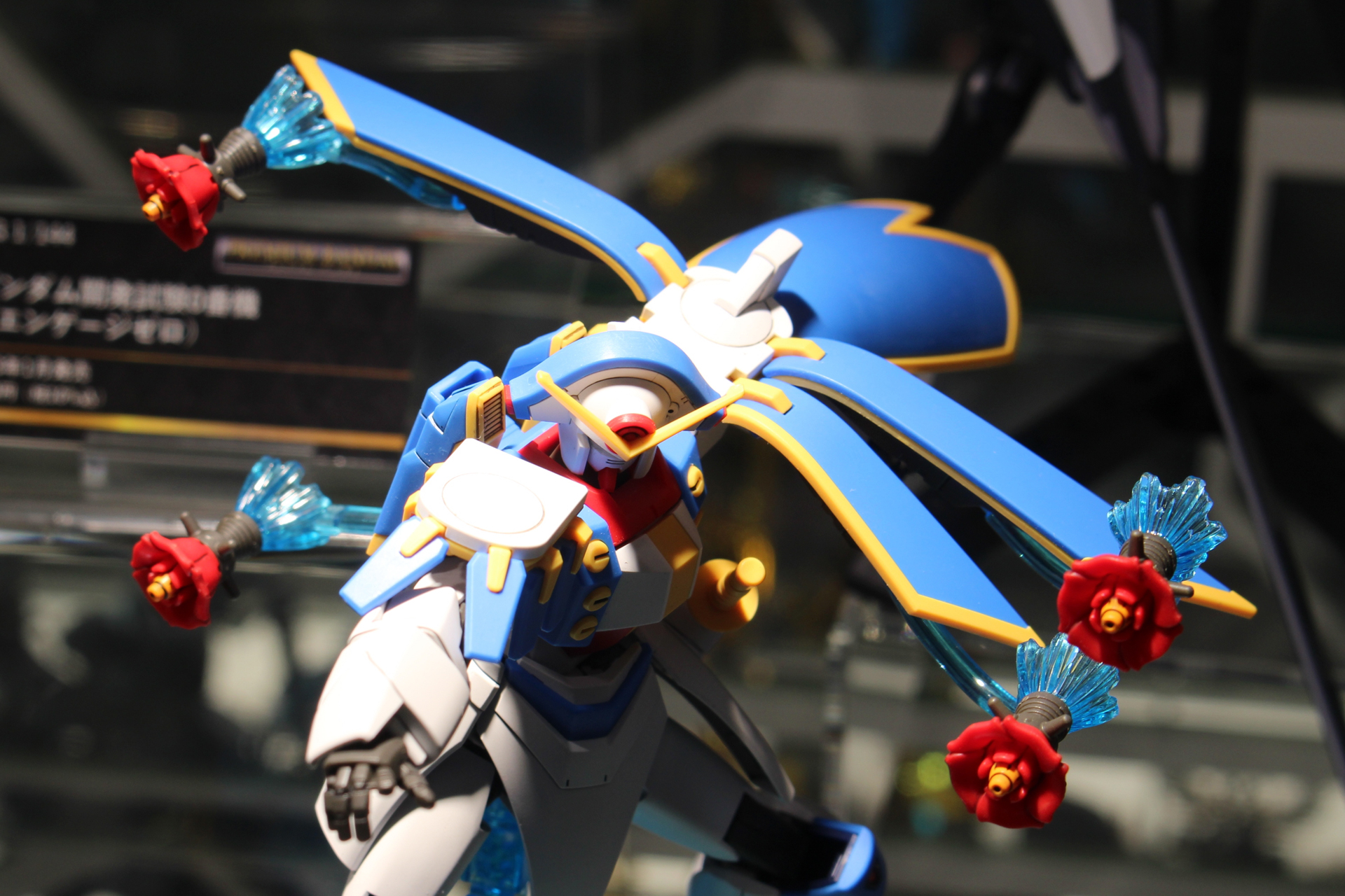 シールドは展開ギミックの他、このキットオリジナル飛行する姿のディスプレイも可能