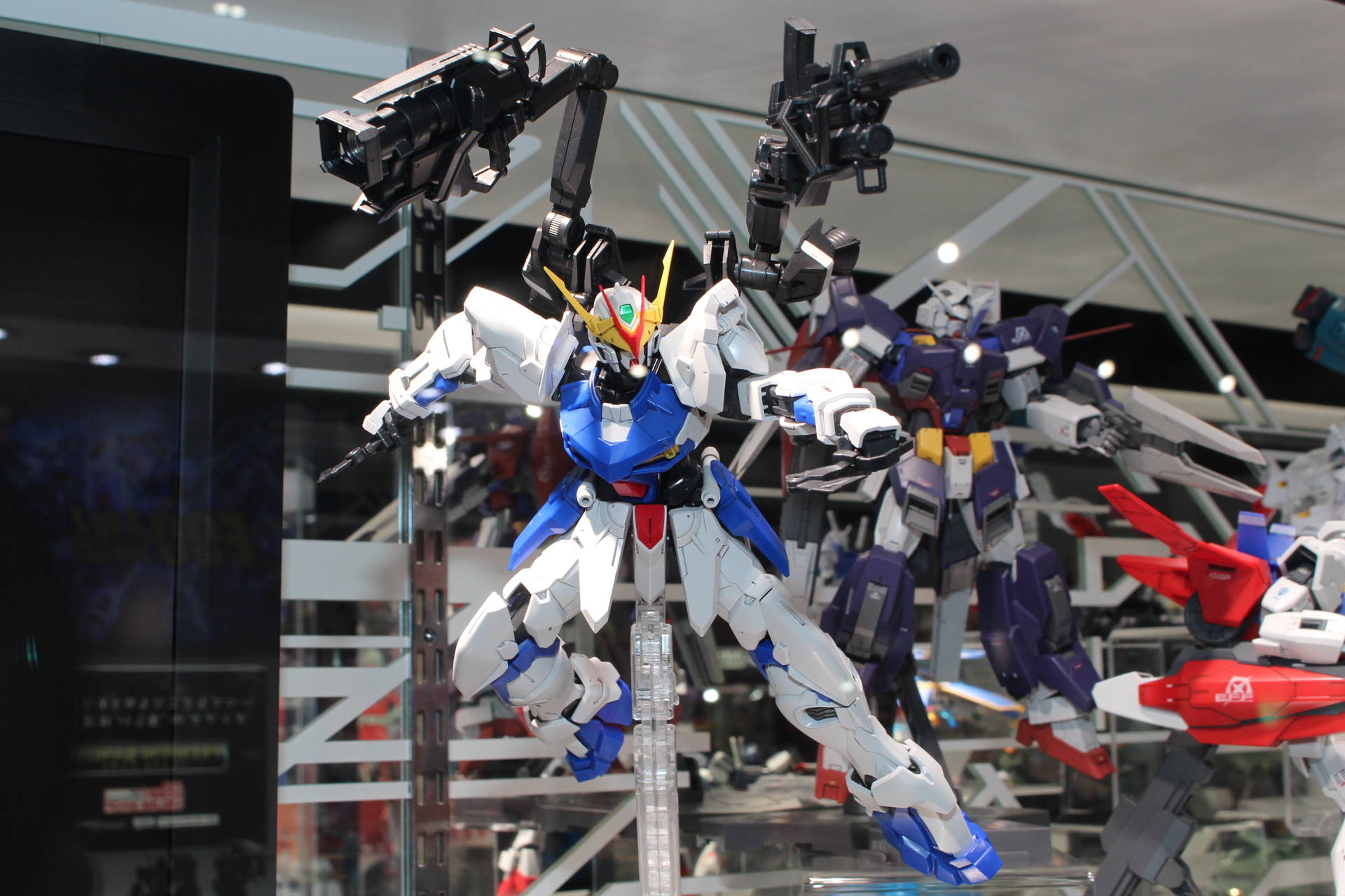 「MG 1/100 ガンダムアストレイ アウトフレームD」。4月発売予定（1次予約分）。価格は6,380円（税込）。プレミアムバンダイ販売商品
