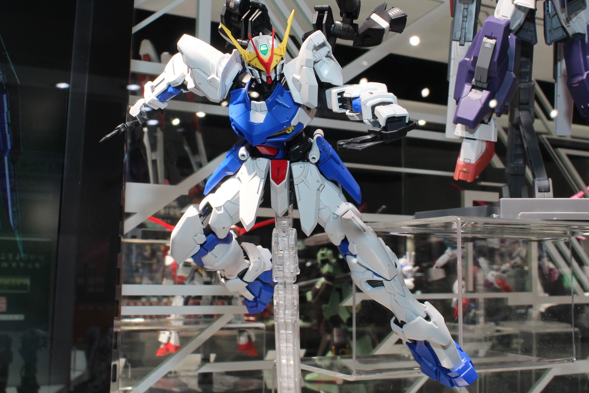 広い可動範囲により、自在のアクションポーズが取れる