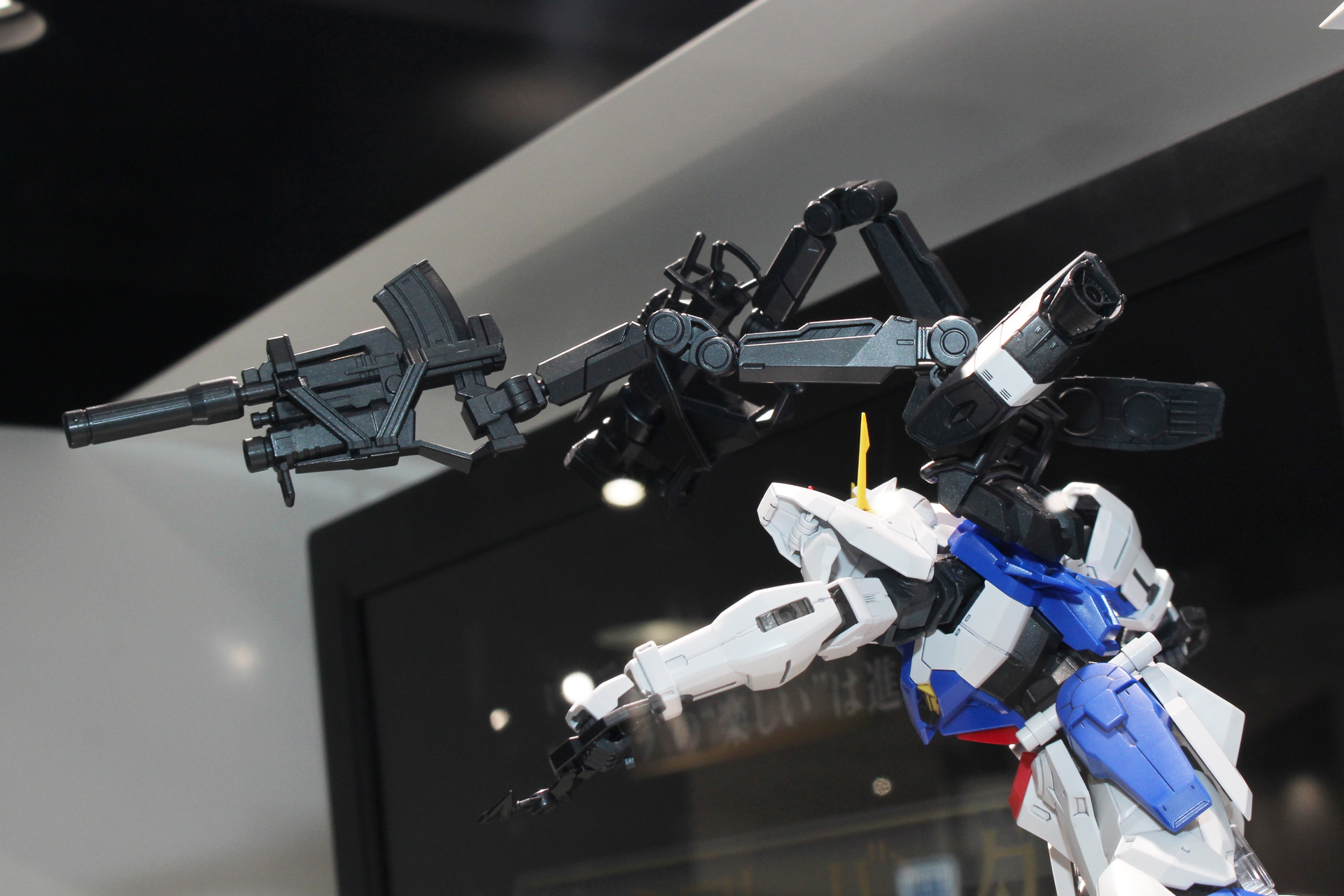 バックジョイントのサブアームにセットされた武装