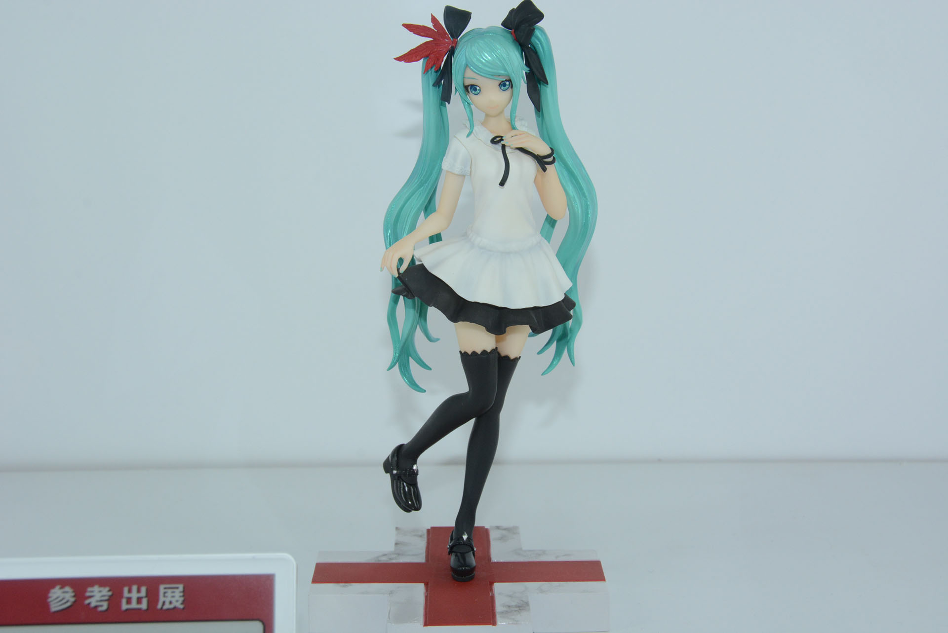 ドールのようなアレンジの初音ミク。目の表情はもちろん、指先や衣装などの独特の透明感にもこだわりが感じられる