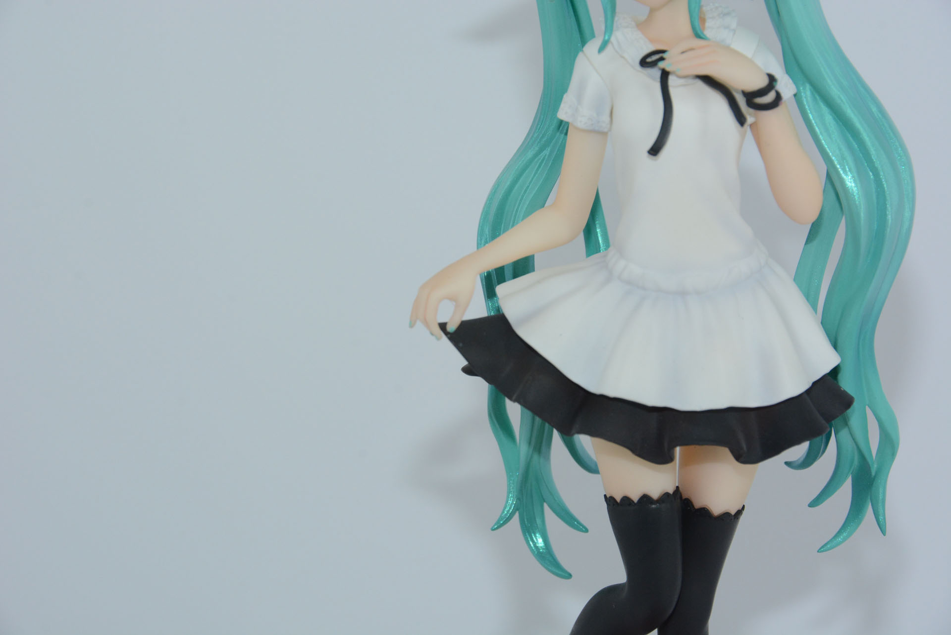 ドールのようなアレンジの初音ミク。目の表情はもちろん、指先や衣装などの独特の透明感にもこだわりが感じられる
