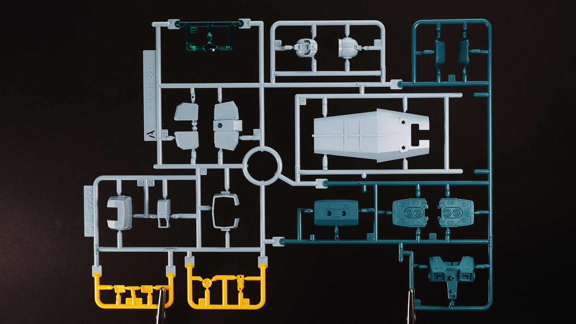 A:多色成型でスレッガー機のカラーリングを再現