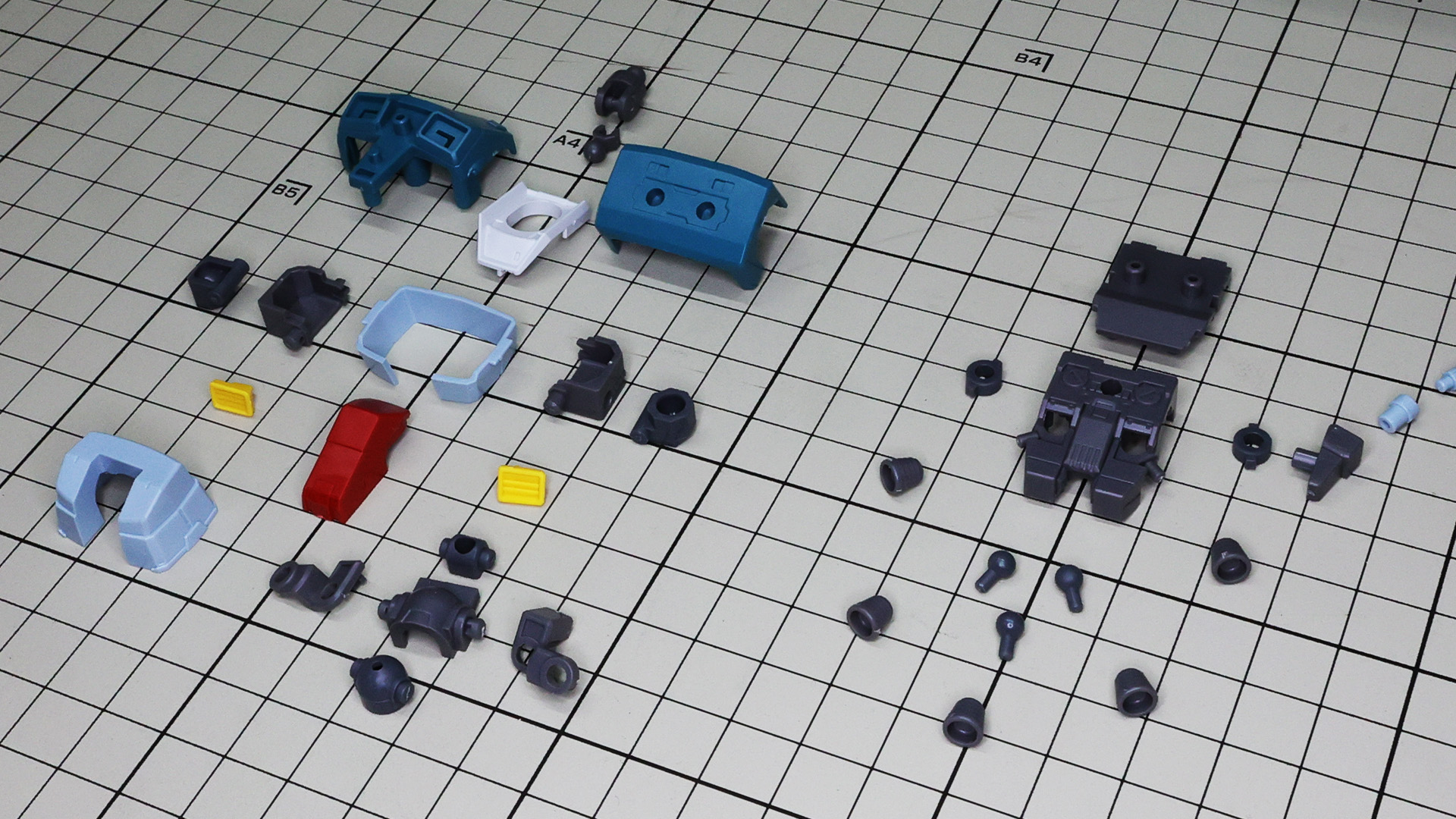 写真左が胴体部、右がランドセルのパーツ群です