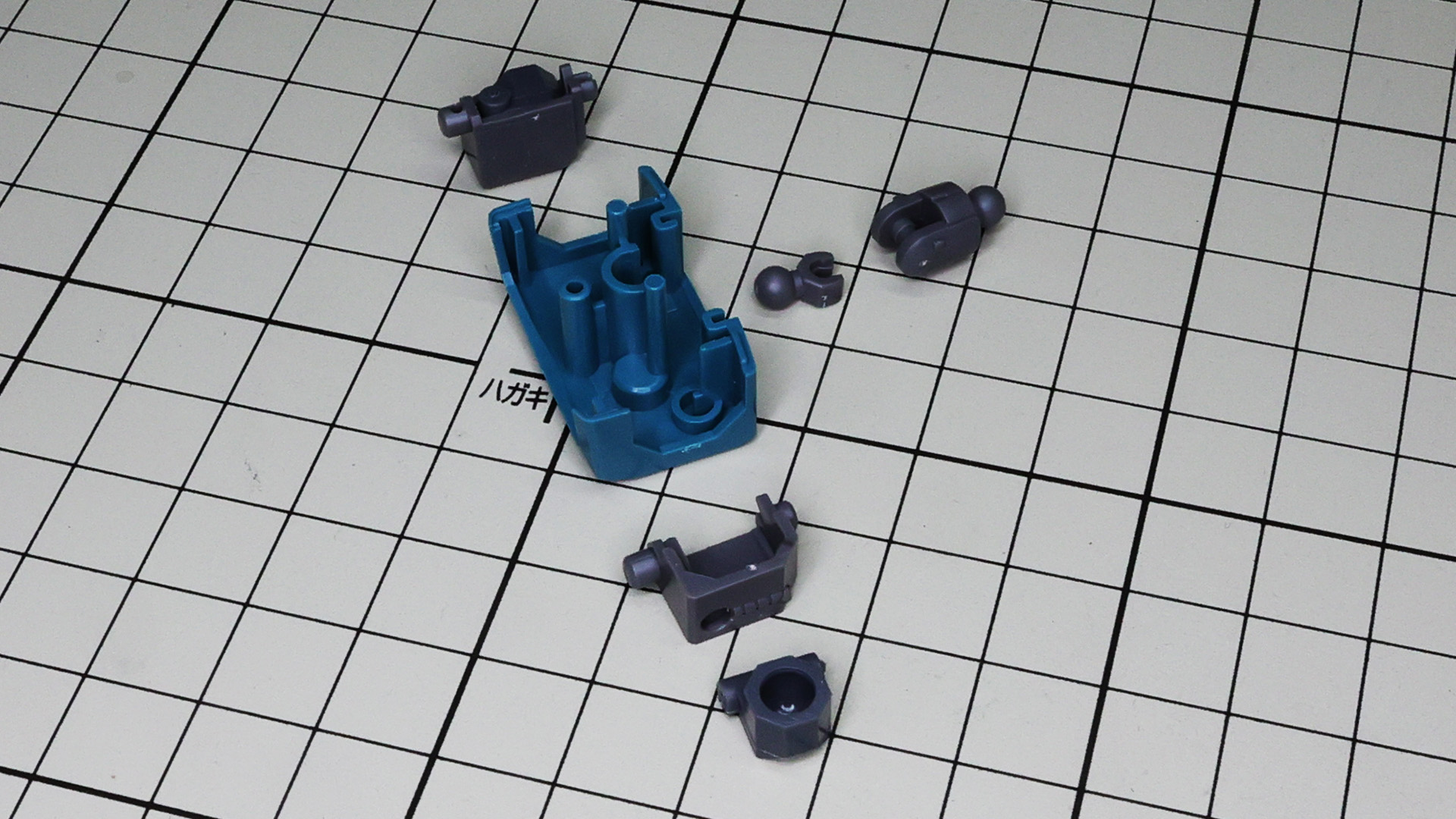 首はボールジョイントを基部に多重関節で可動性能が段違いです