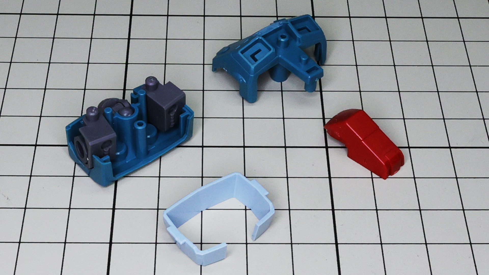 胴体は設定どおりのカラーリングでパーツ分けがされています