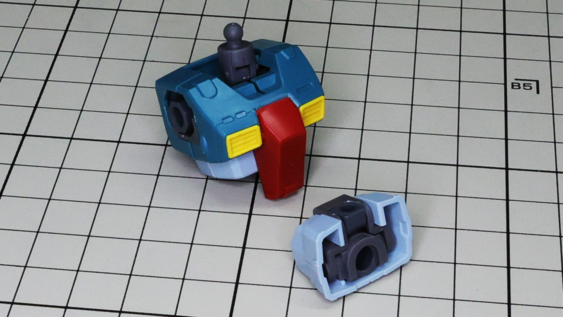 肩にあるガトリングはジムではオミットされており、フタは開閉の選択はできません