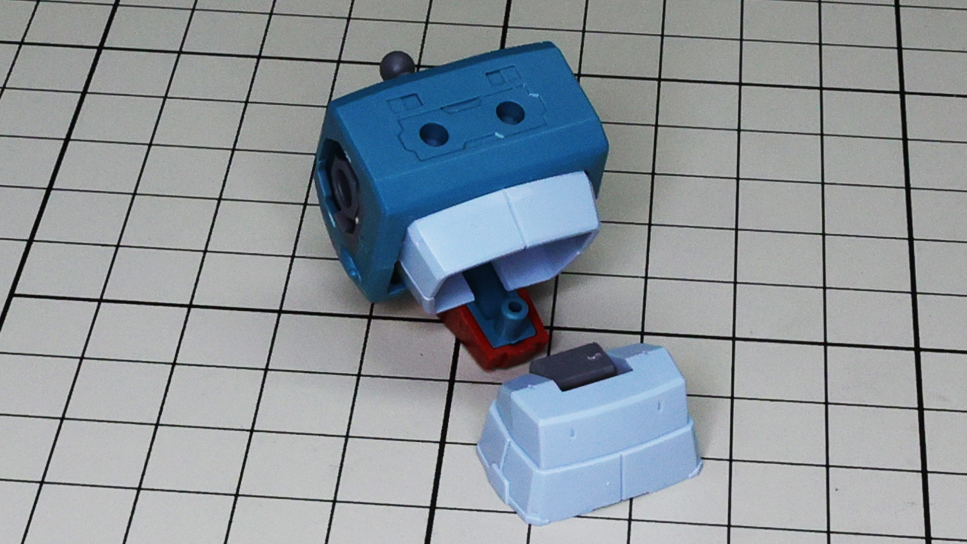 コクピットハッチ裏に関節基部を持つことで……