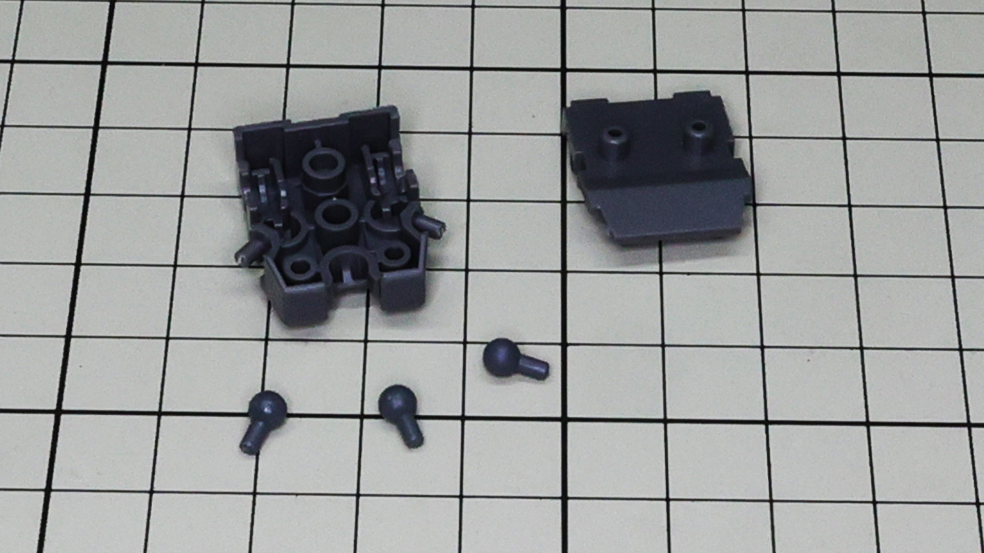 そのうち3つはランドセル内部からボールジョイントを組み込みます