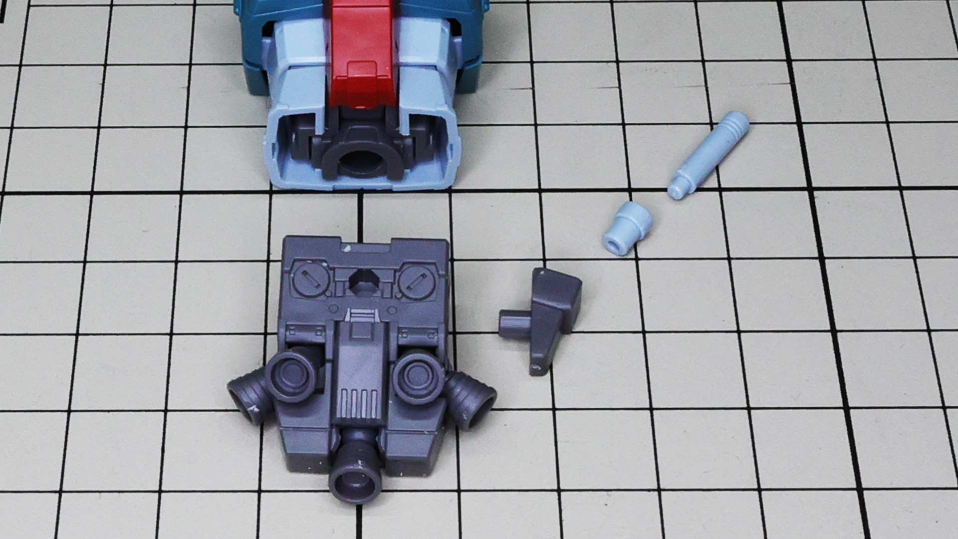 ジムだけにビームサーベルは1本のみ。片側は接続穴が開いています