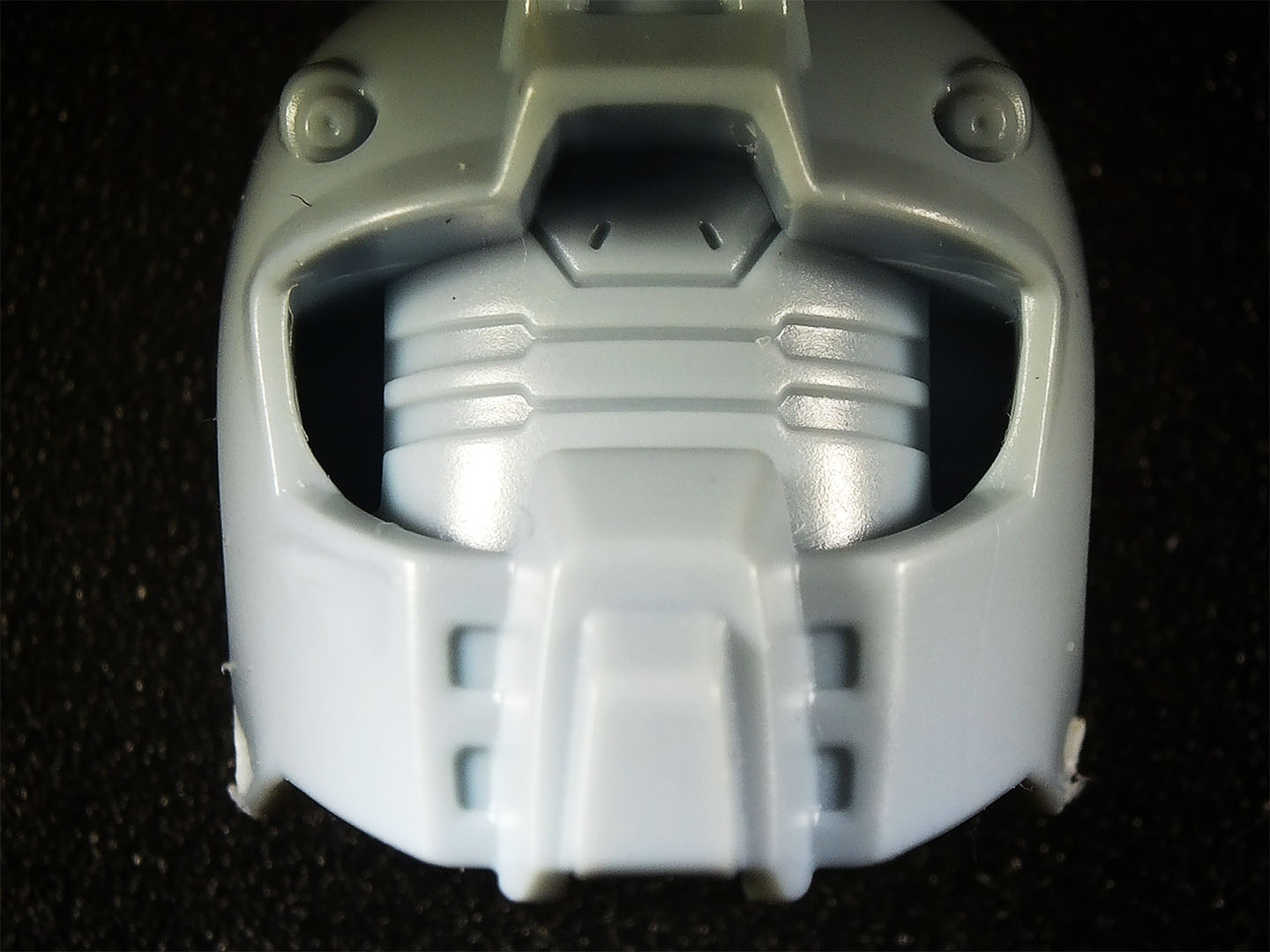 内部メカフレームと目のようなモールドを別の色で塗り分けられたら最高です