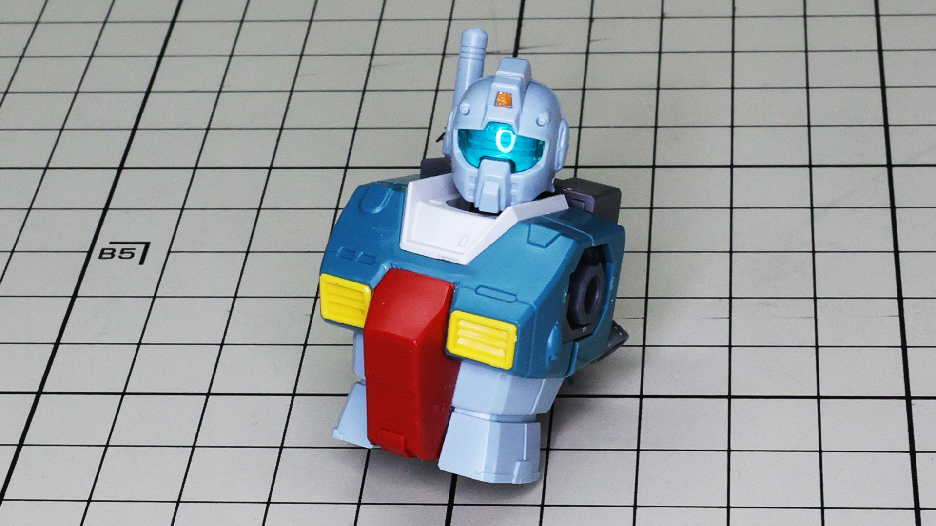 スレッガー機は首の後ろ（襟足）に装甲があります