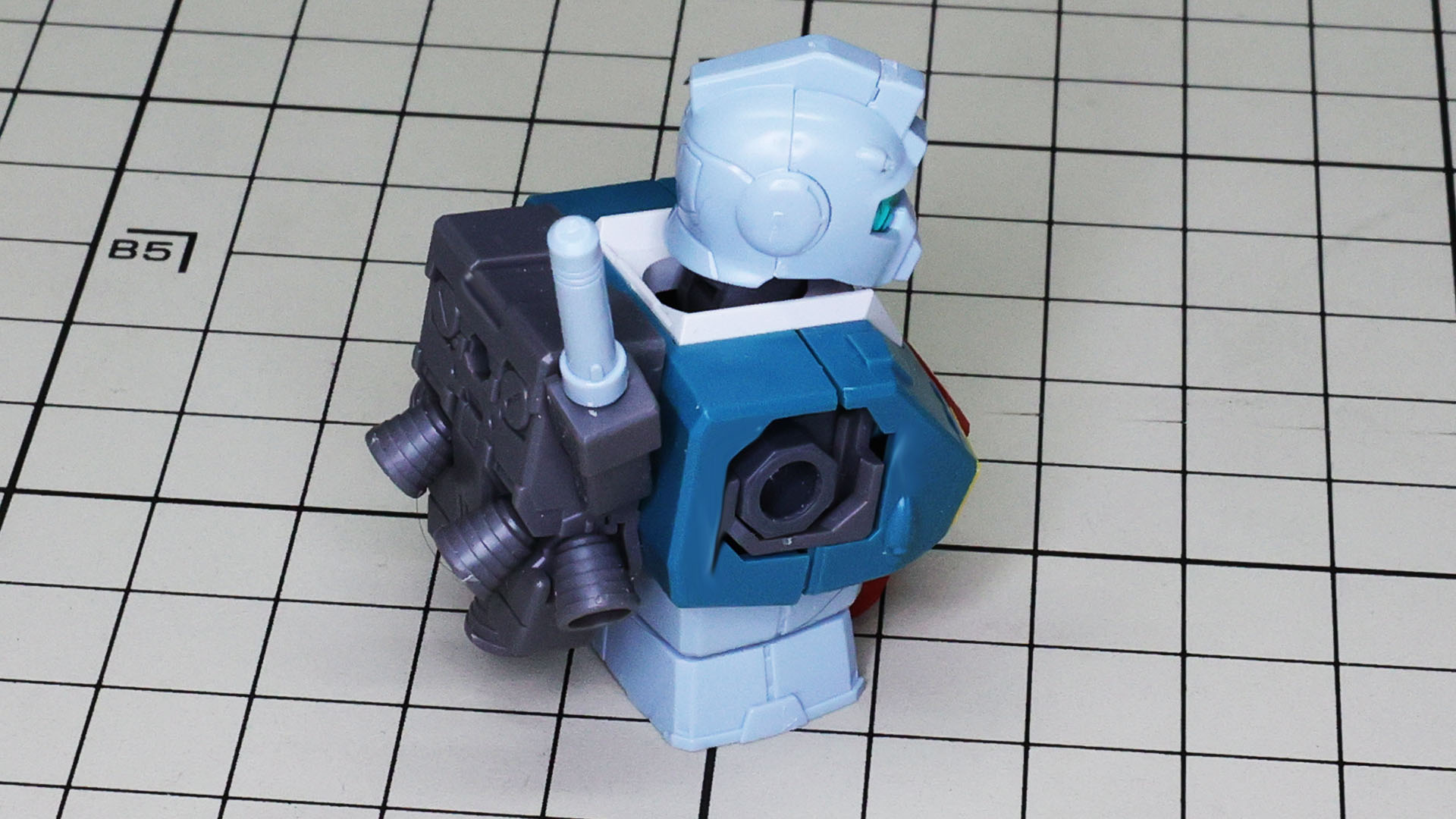 スレッガー機は首の後ろ（襟足）に装甲があります