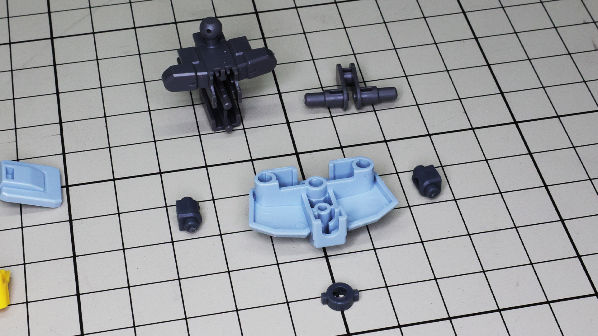 固定のリアアーマーをベースに股間ブロックやサイドアーマー用ポリパーツを組み込みます