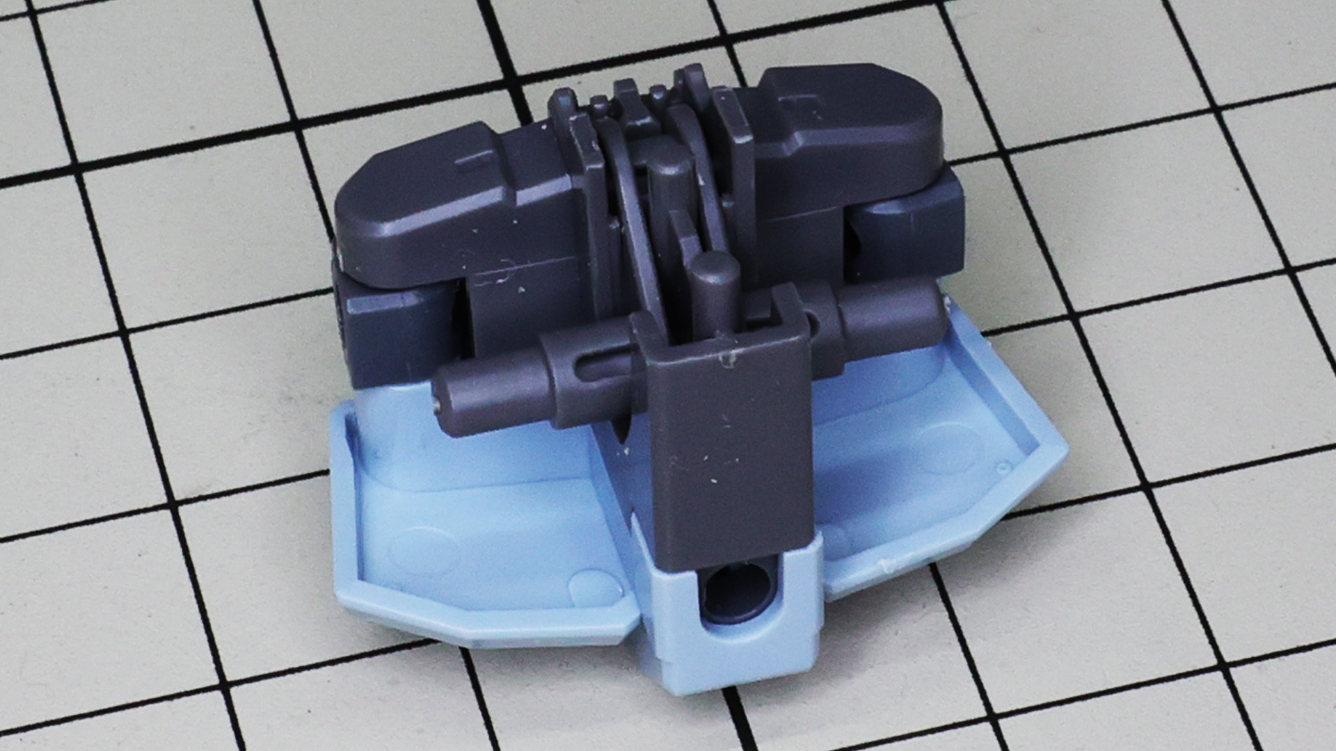 脚部接続の軸は前後スイング機構を持っています