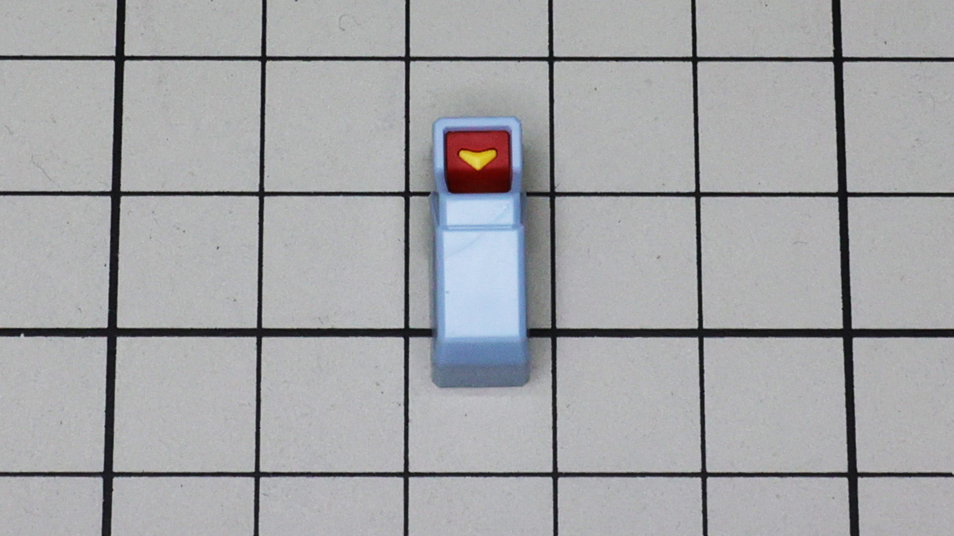 フロントアーマーは左右一体のものを……