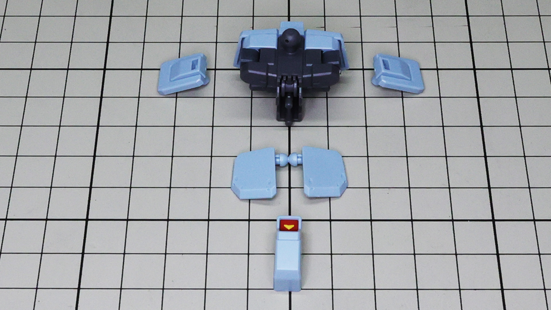 フロントアーマーは左右一体のものを……