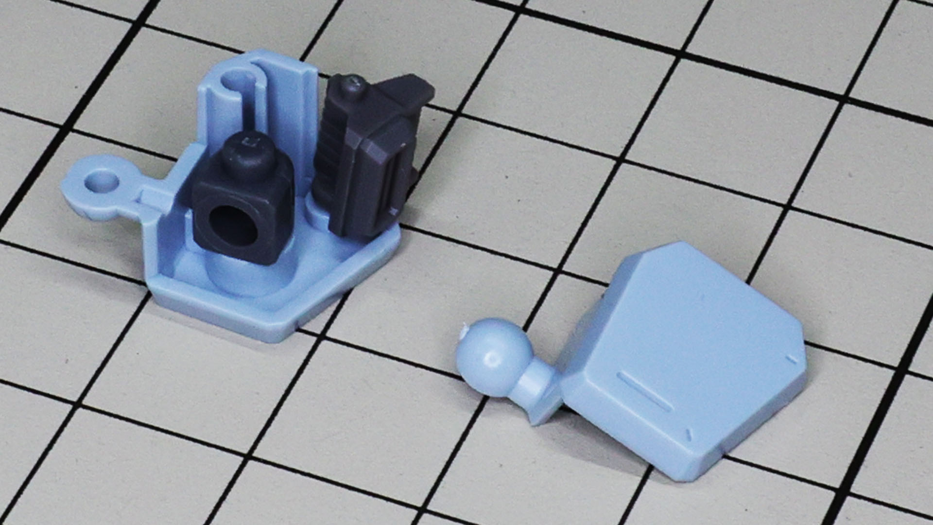 ショルダーアーマーにはフック状のパーツと腕接続のポリパーツを組み込みます