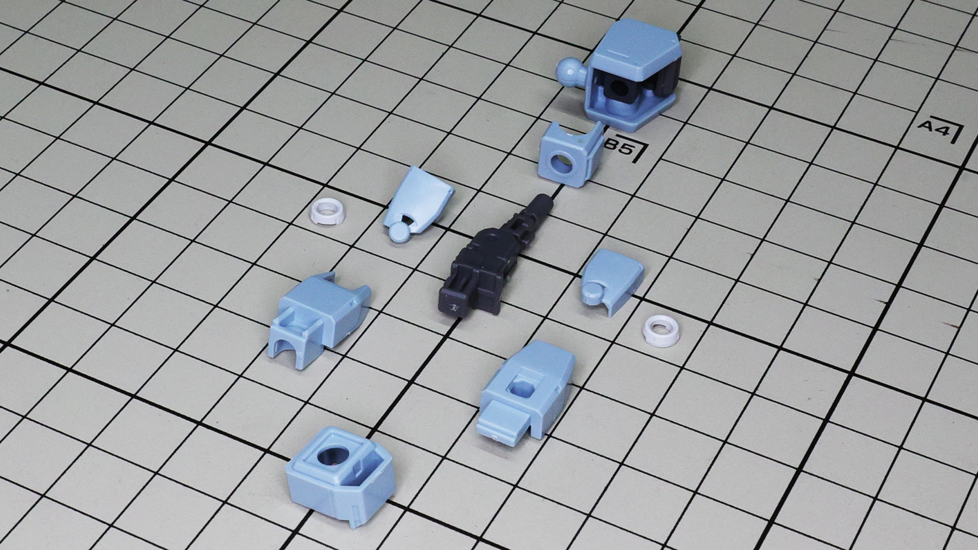 フレームをベースに装甲を組み付けていきます