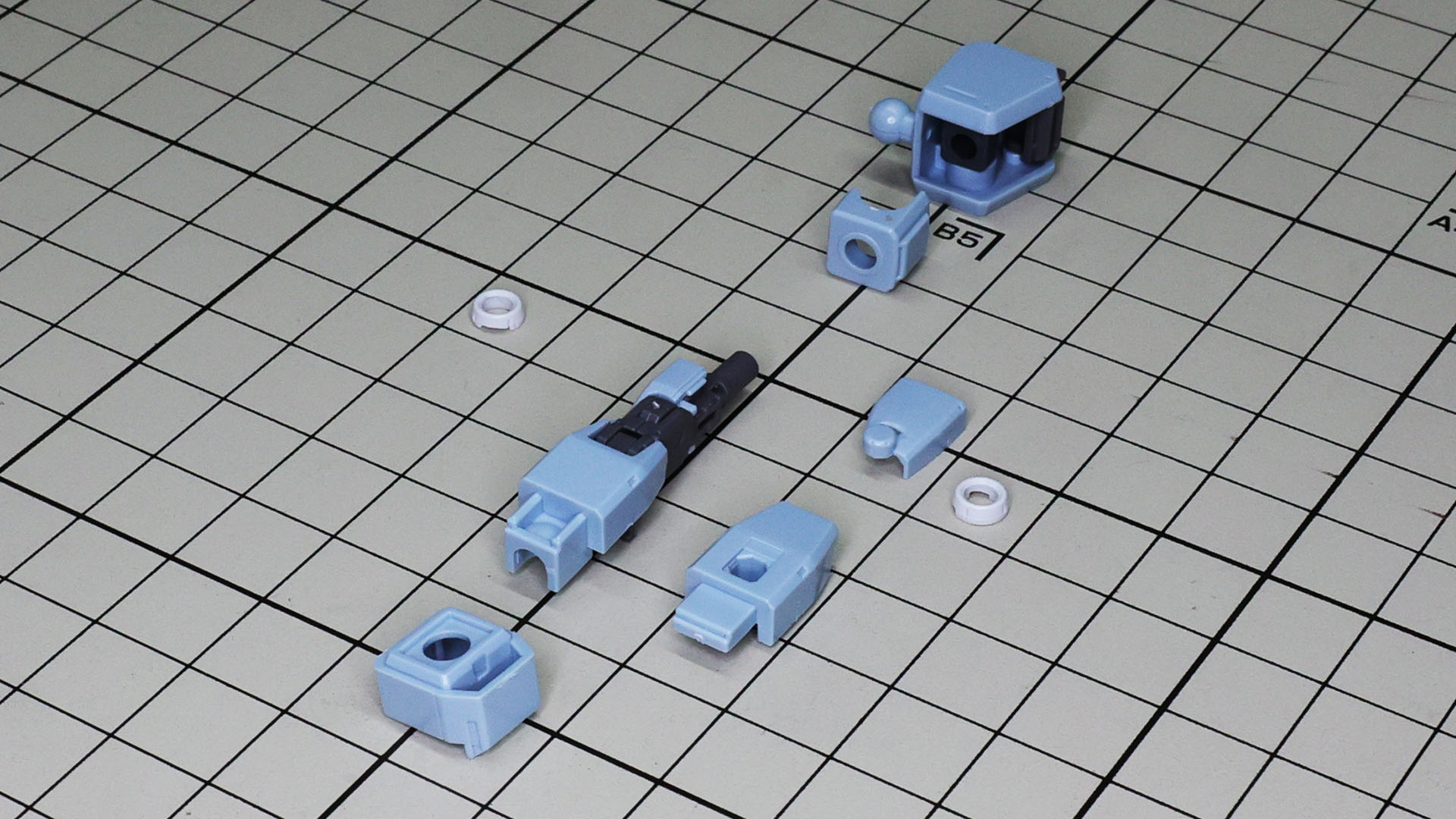 肘の丸いパーツもカラー分けされ、別パーツです！