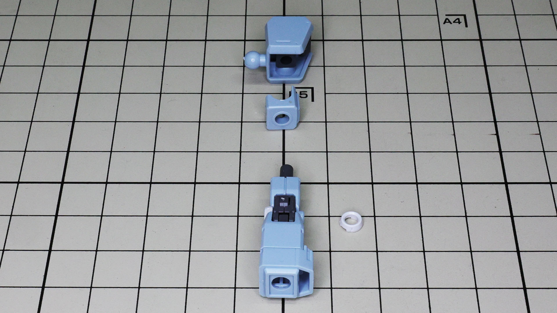 肘の丸いパーツもカラー分けされ、別パーツです！