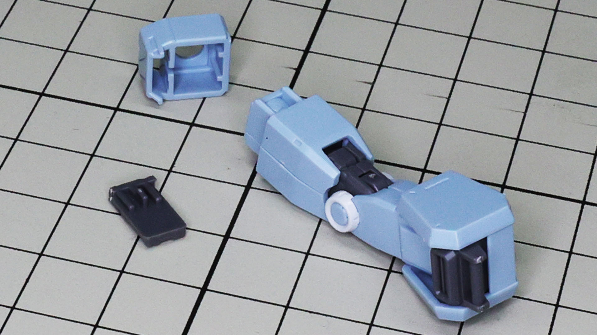 左腕前腕にはガトリングガンを装備します