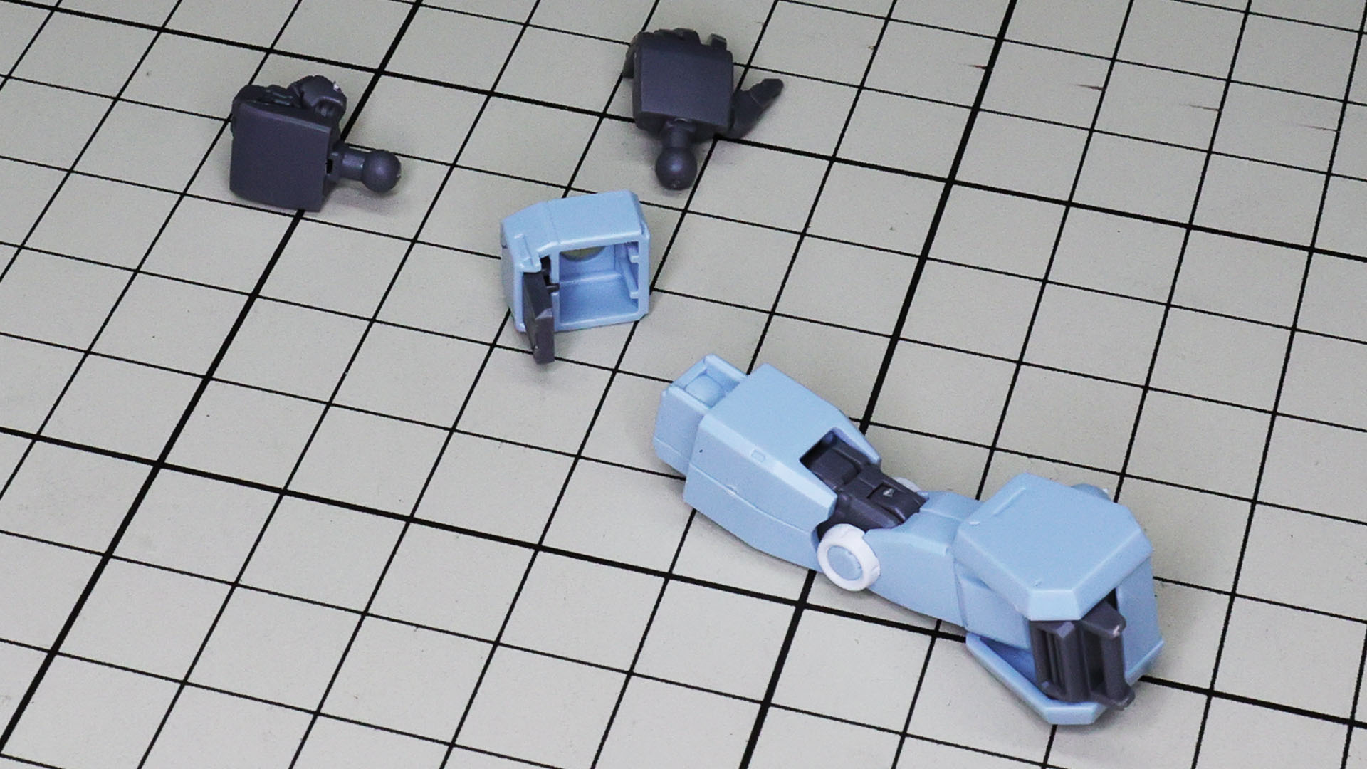 袖口のパーツに組み込んで腕部本体に戻します