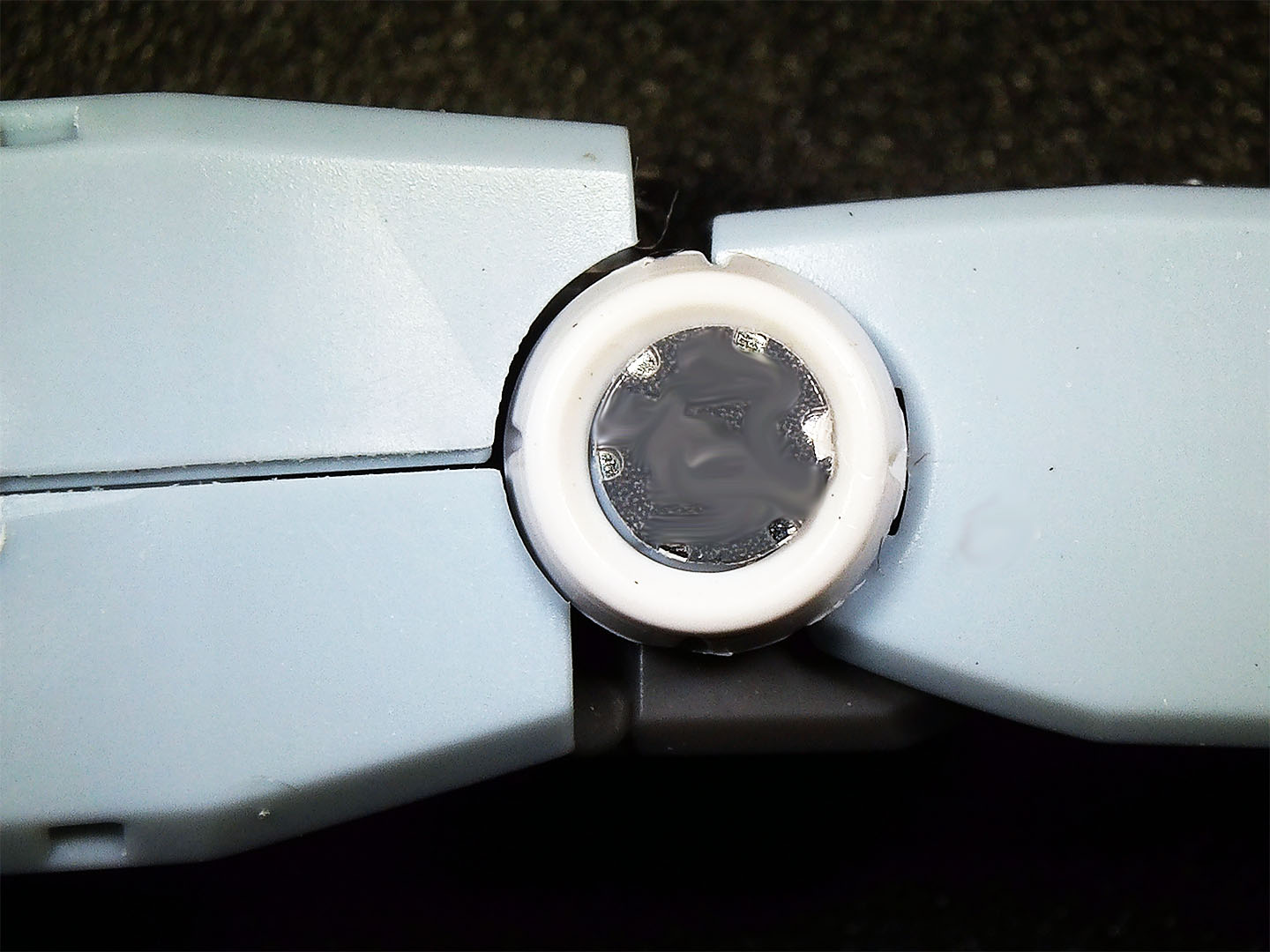 肘の丸いパーツの中にシールを貼りこみます