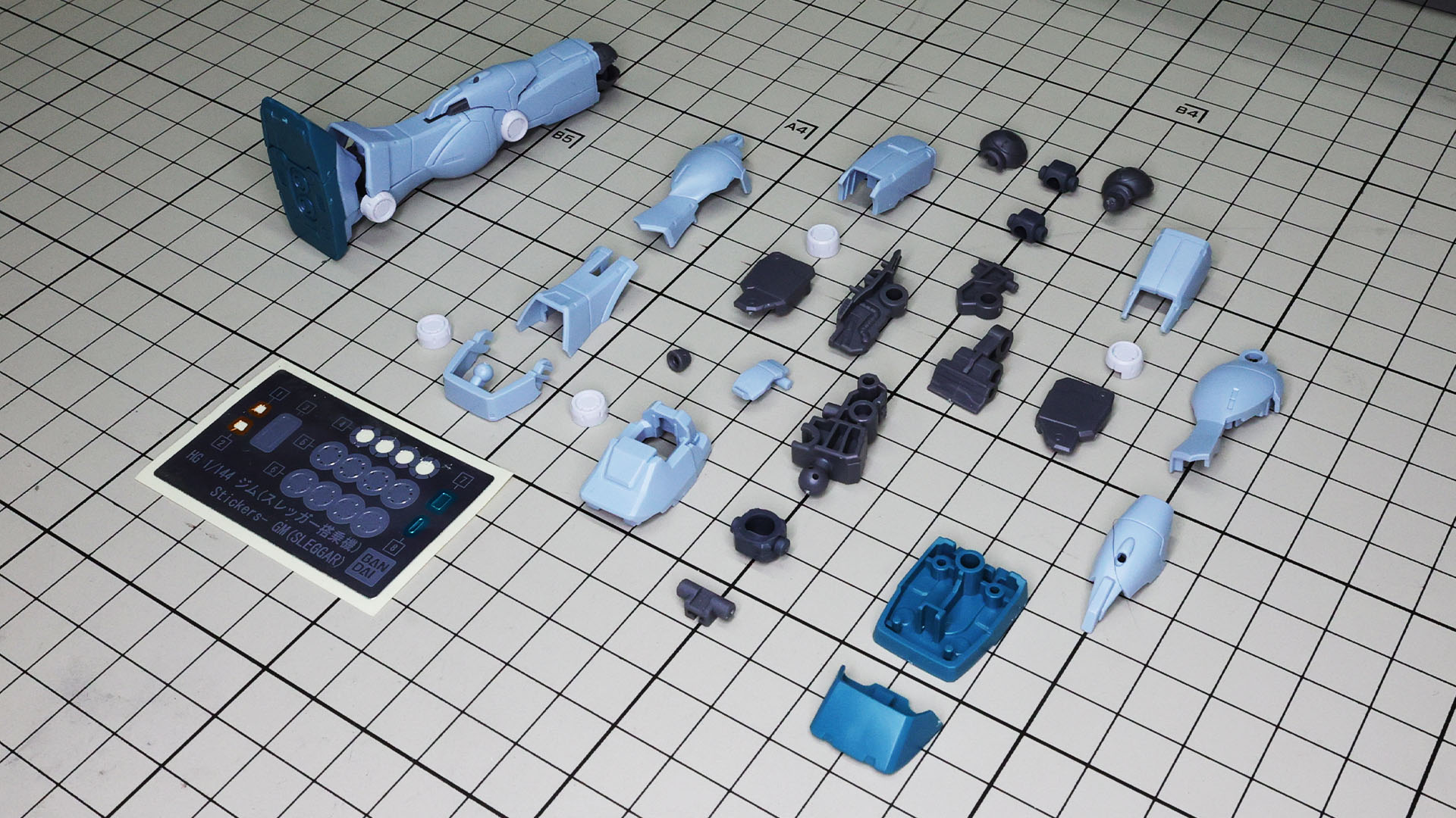 腕部同様に簡易フレーム構造の脚部も難しい組み立て一切なし！