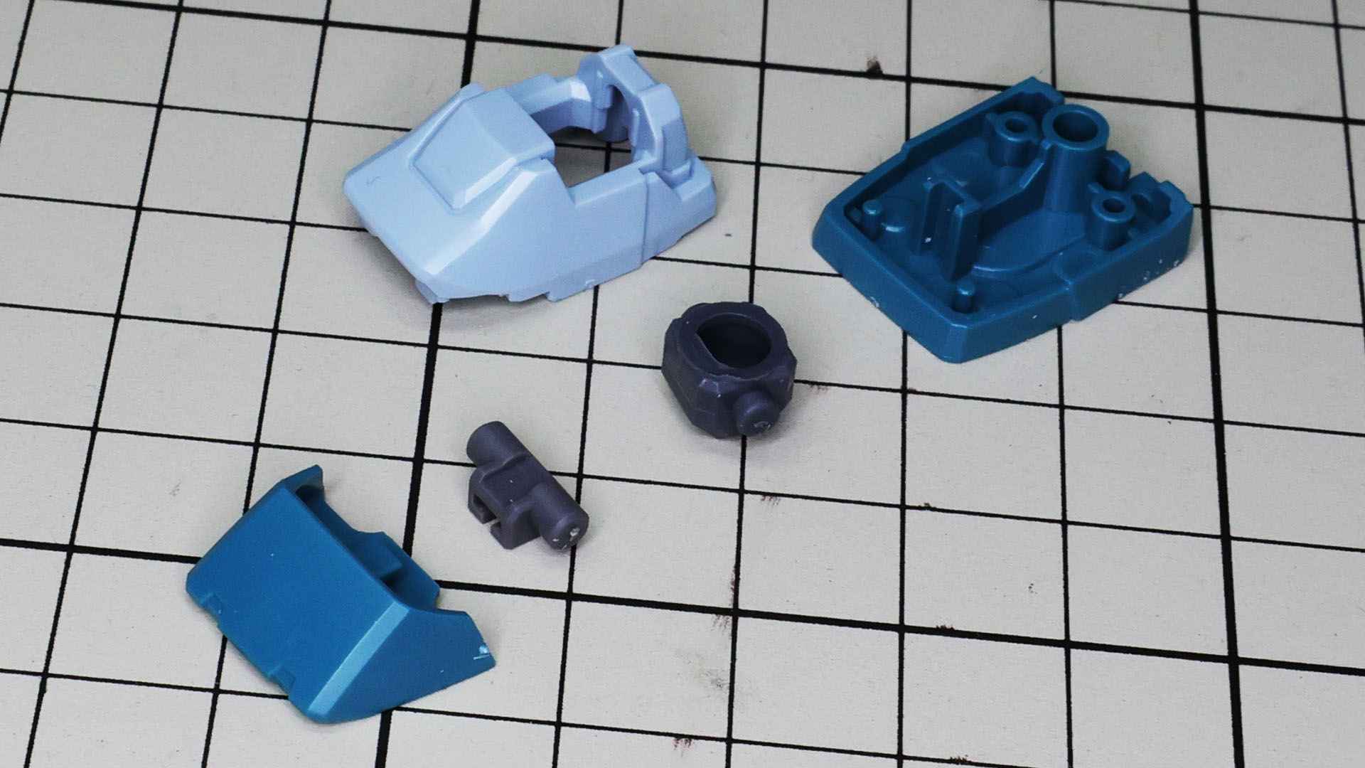 まずはソールから。つま先が可動します