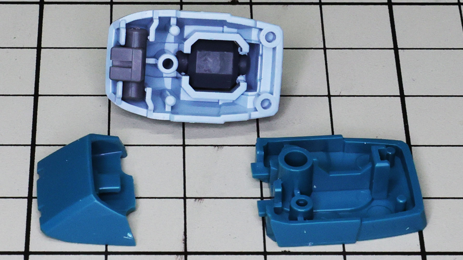 脚本体からのボールジョイント軸受けは横への結構な可動を実現します