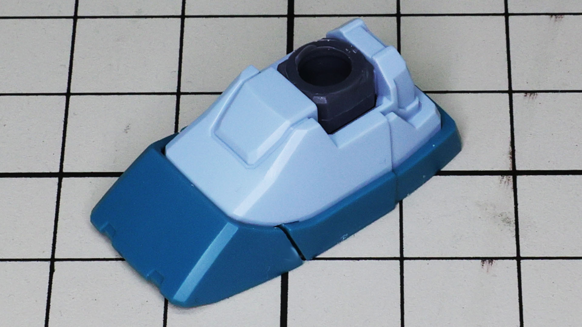 膝関節は大腿部と脛部をつなぎながら膝アーマー接続フレームが別になっています