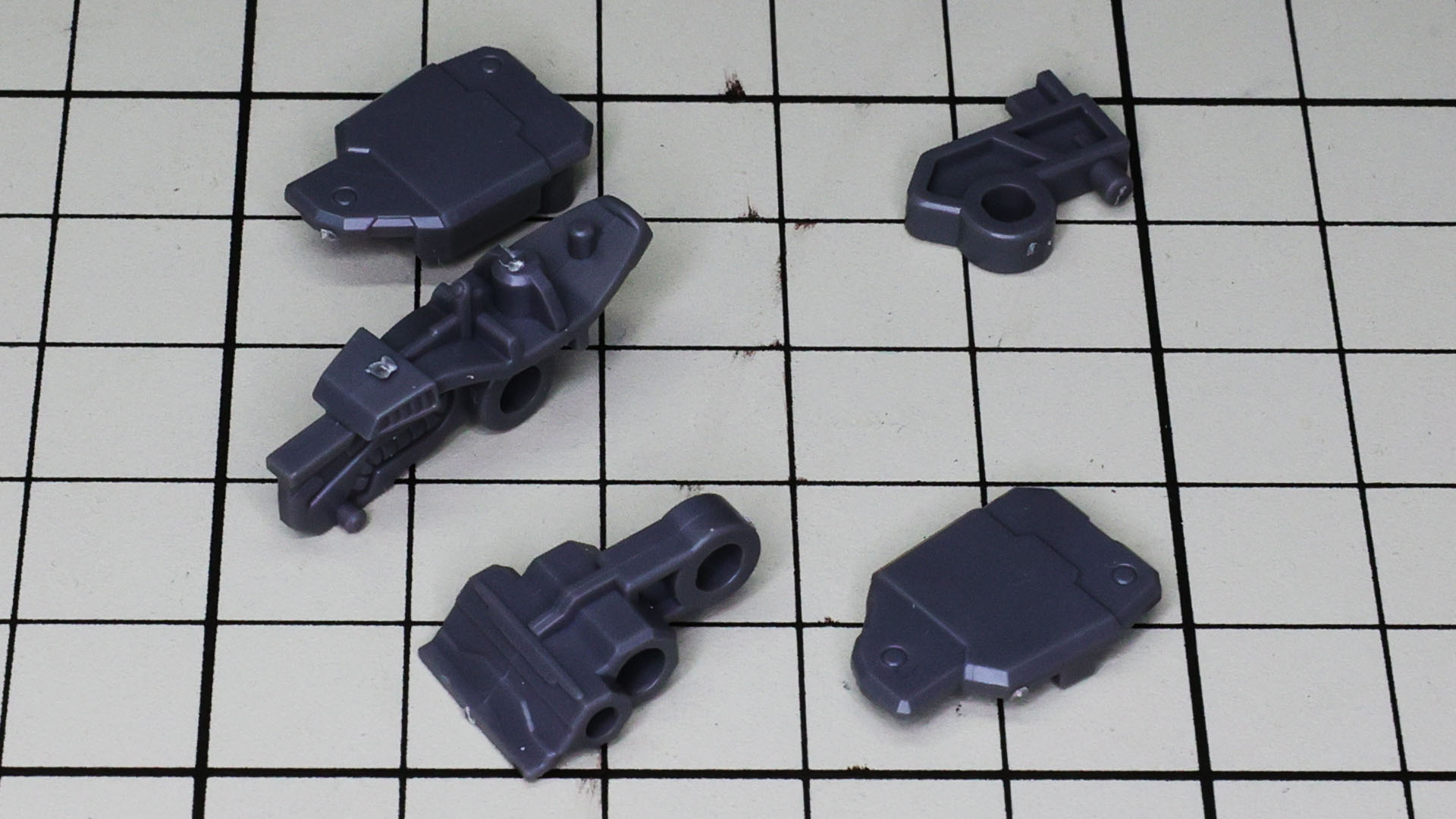 膝関節は大腿部と脛部をつなぎながら膝アーマー接続フレームが別になっています