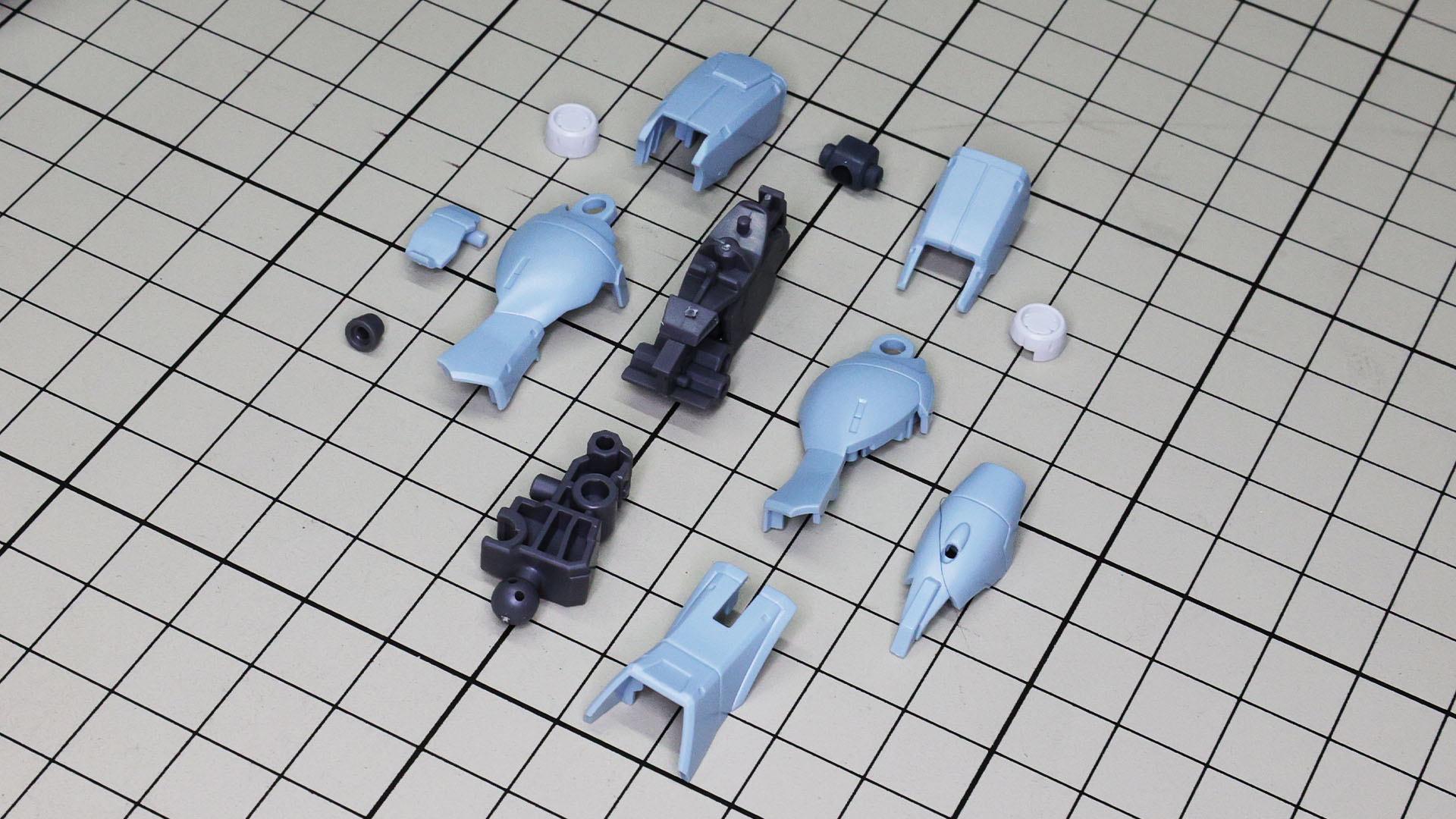 組み上がったフレームを装甲へ組み込んでいきます