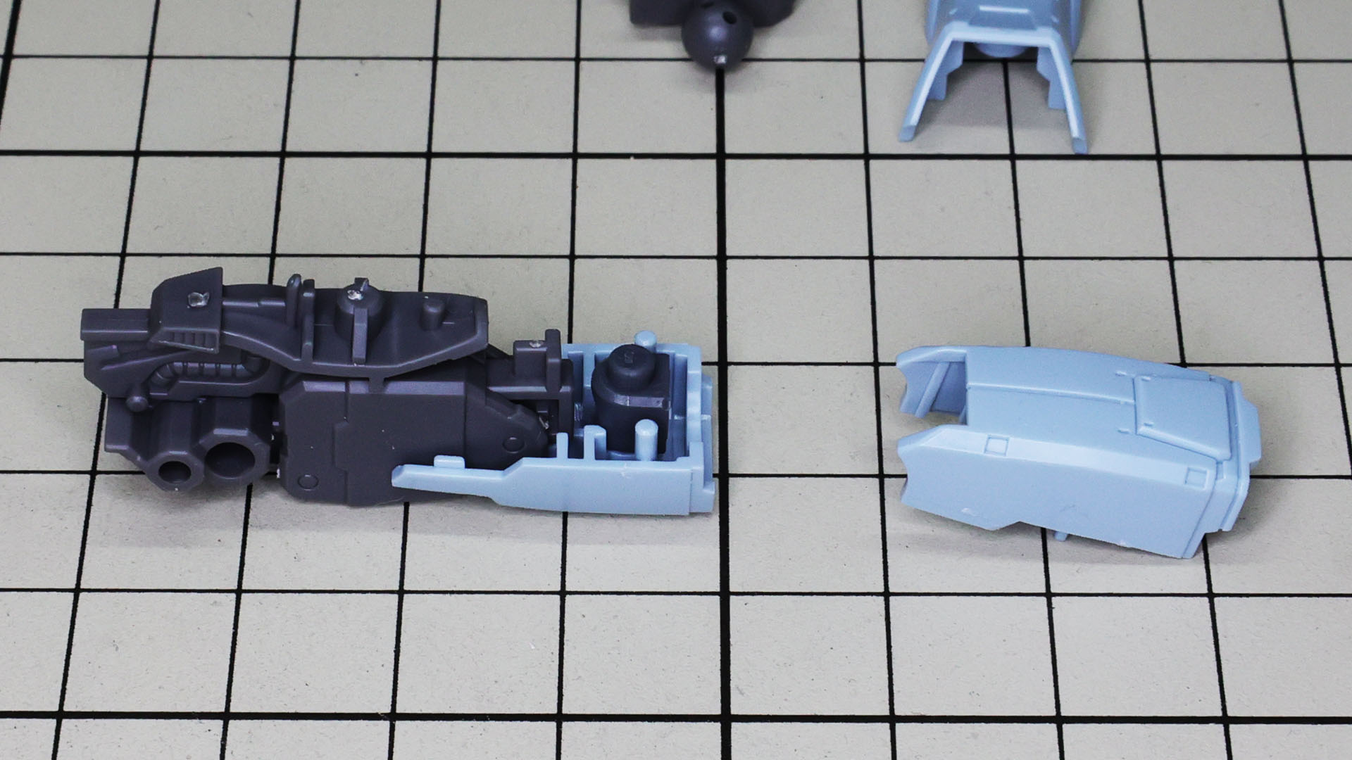 大腿部には股関節接続用ポリパーツを組み込みます