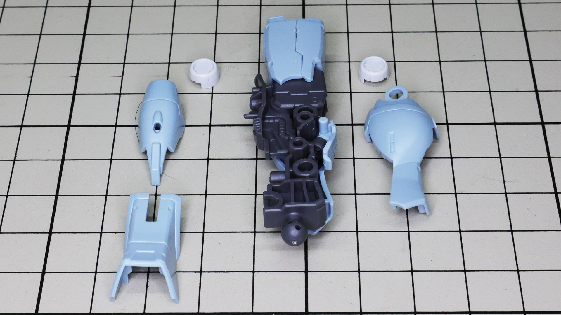 HGシリーズでこの密度感！膝アーマーは後のガンダム試作1号機などのGPシリーズにつながるようなデザインに見えます