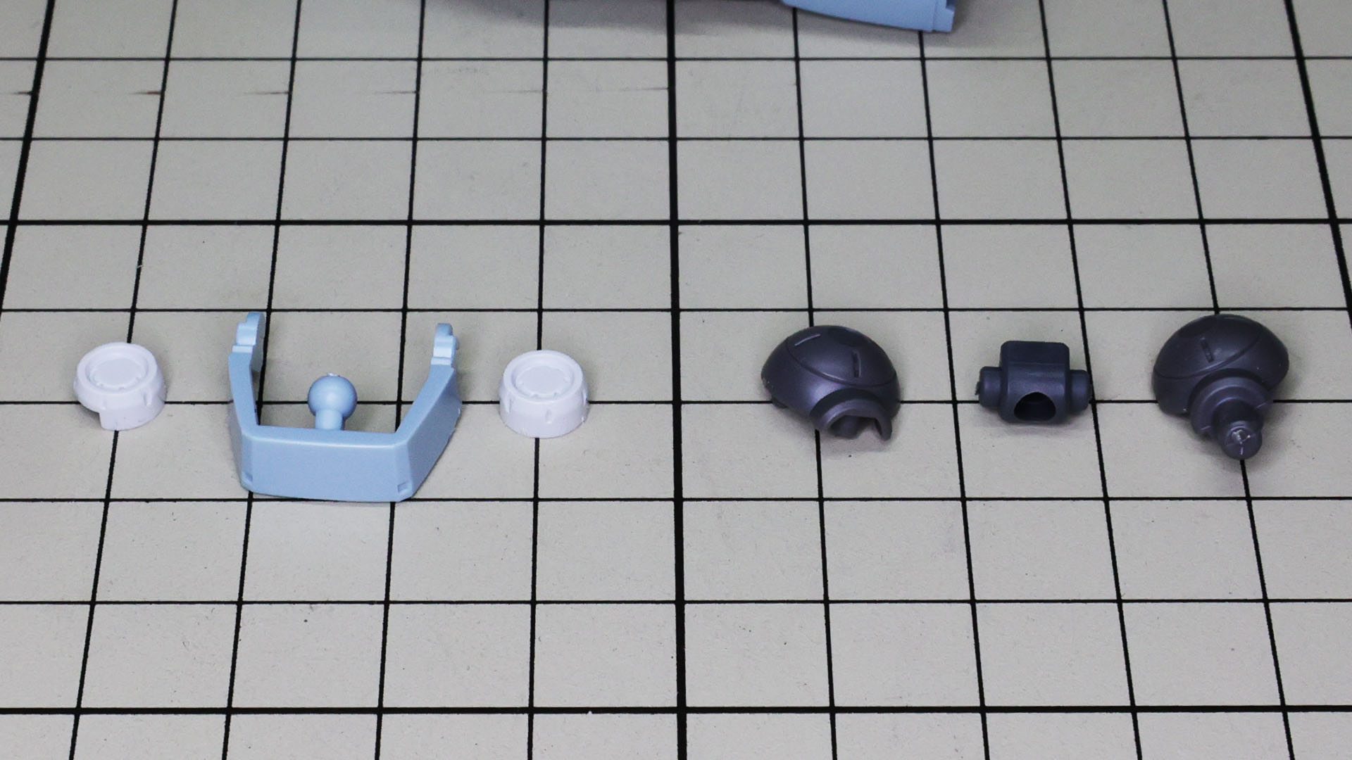 左がアンクルアーマー、右が股関節です。アンクルアーマーの丸いパーツが落ちやすければ接着してもいいでしょう