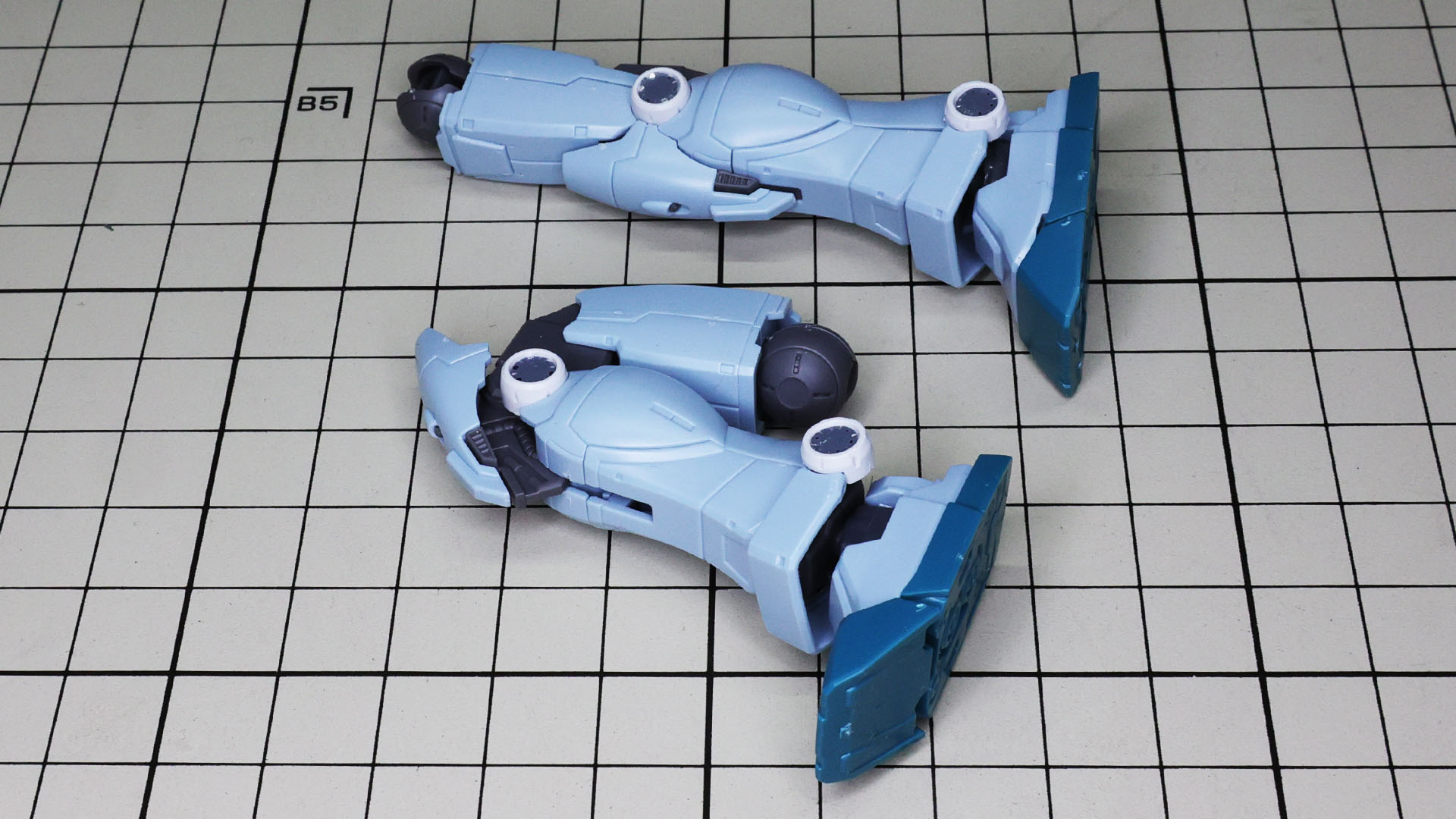 丸いパーツ内にシールを貼りました。膝関節もぐわっと折れ曲がります