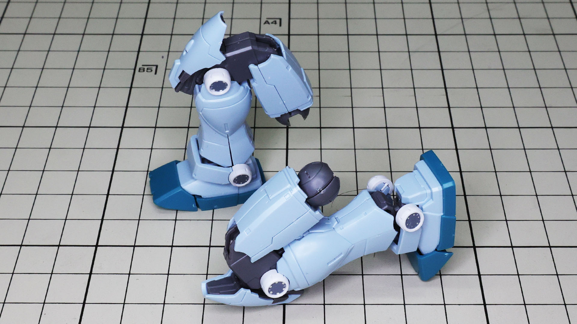 膝アーマーも連動可動、つま先も可動して表情豊かです