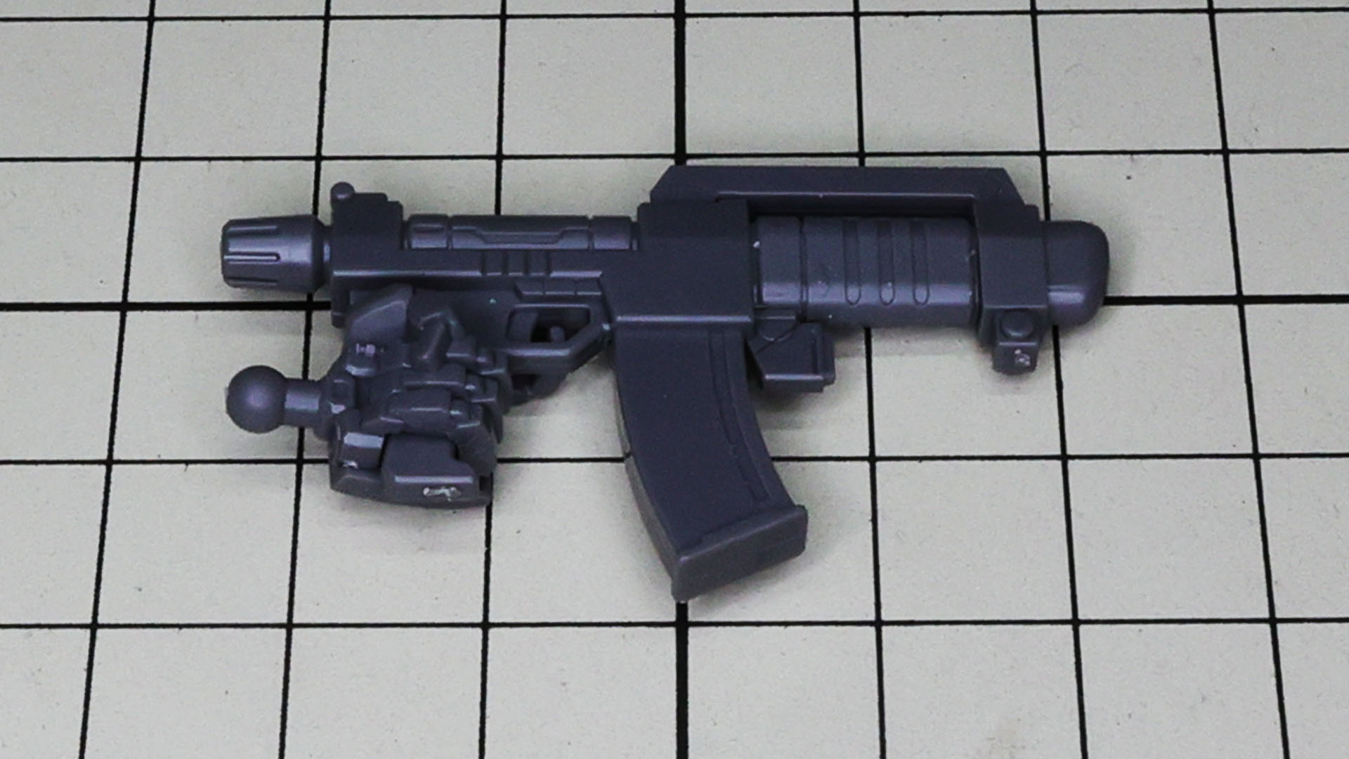 シールドは腕へのマウントが4パーツ構成となっています