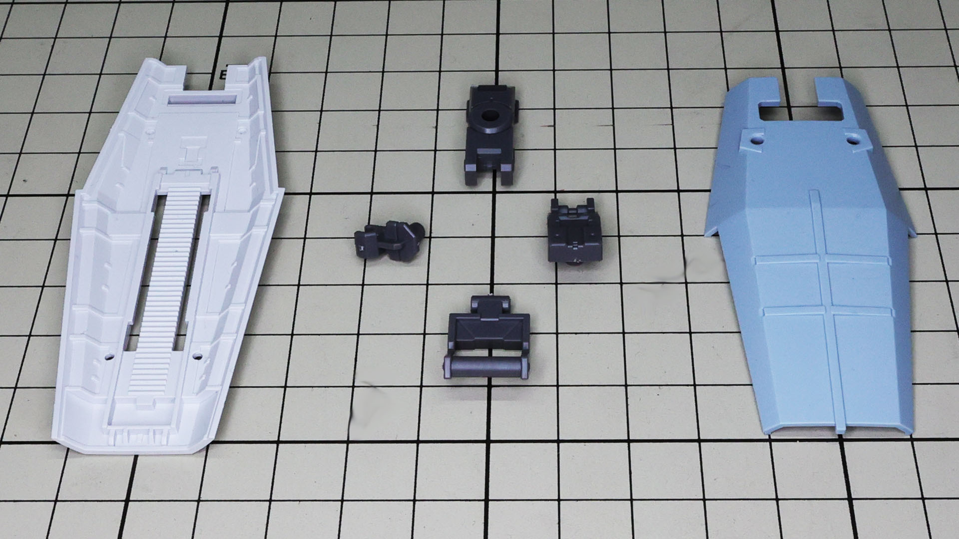 シールドは腕へのマウントが4パーツ構成となっています