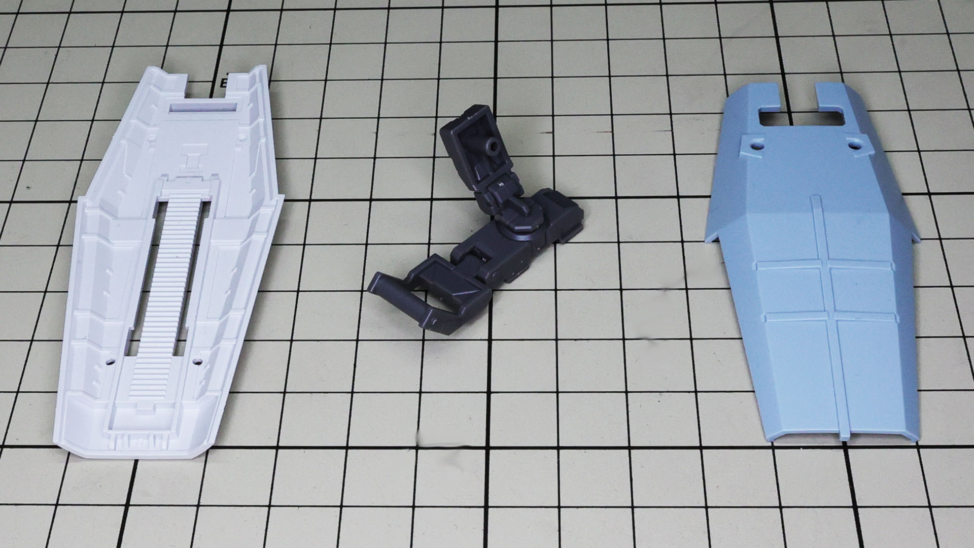 ORIGIN版ジムのシールドは独特の形状となっています