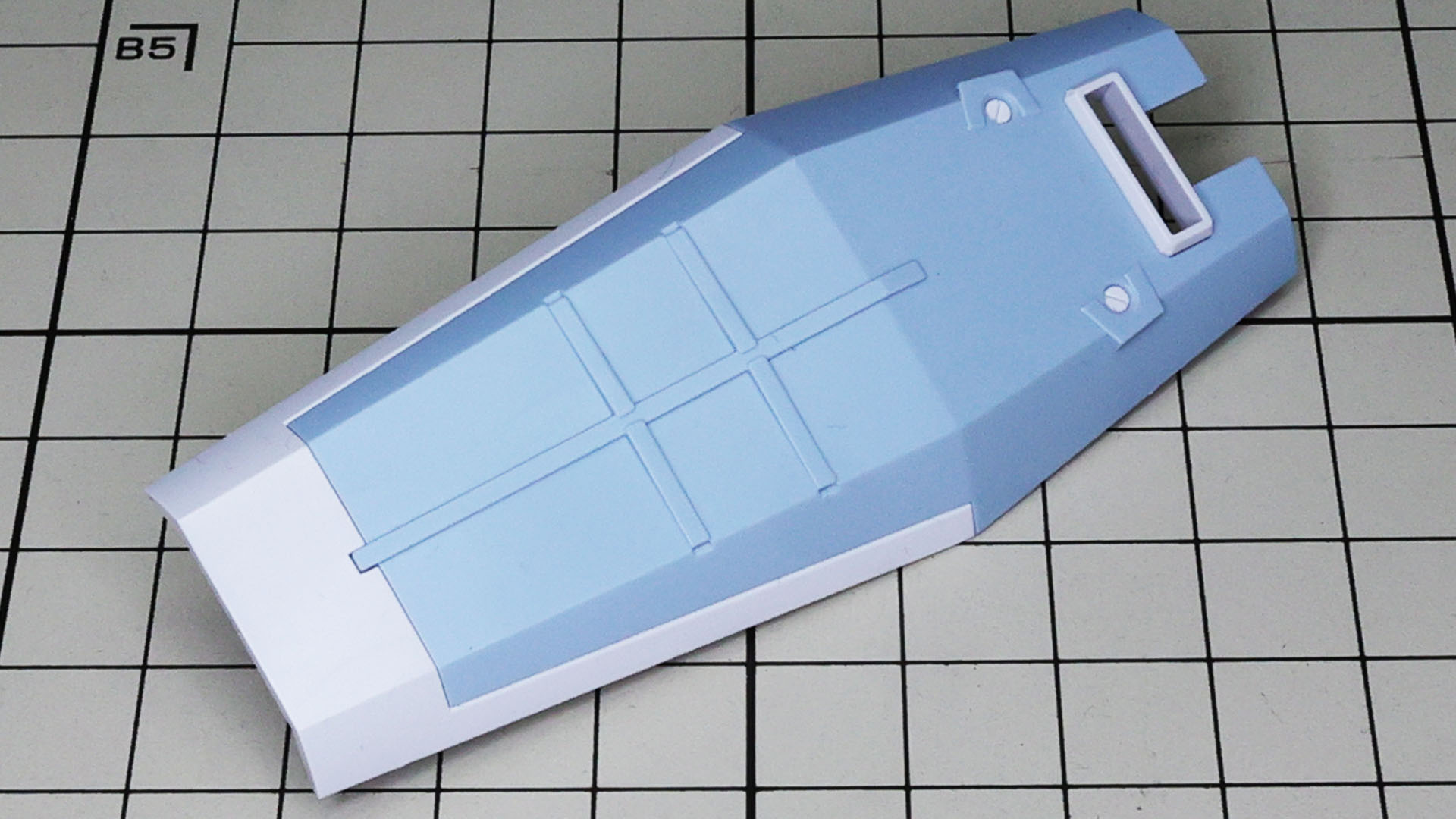 ORIGIN版ジムのシールドは独特の形状となっています